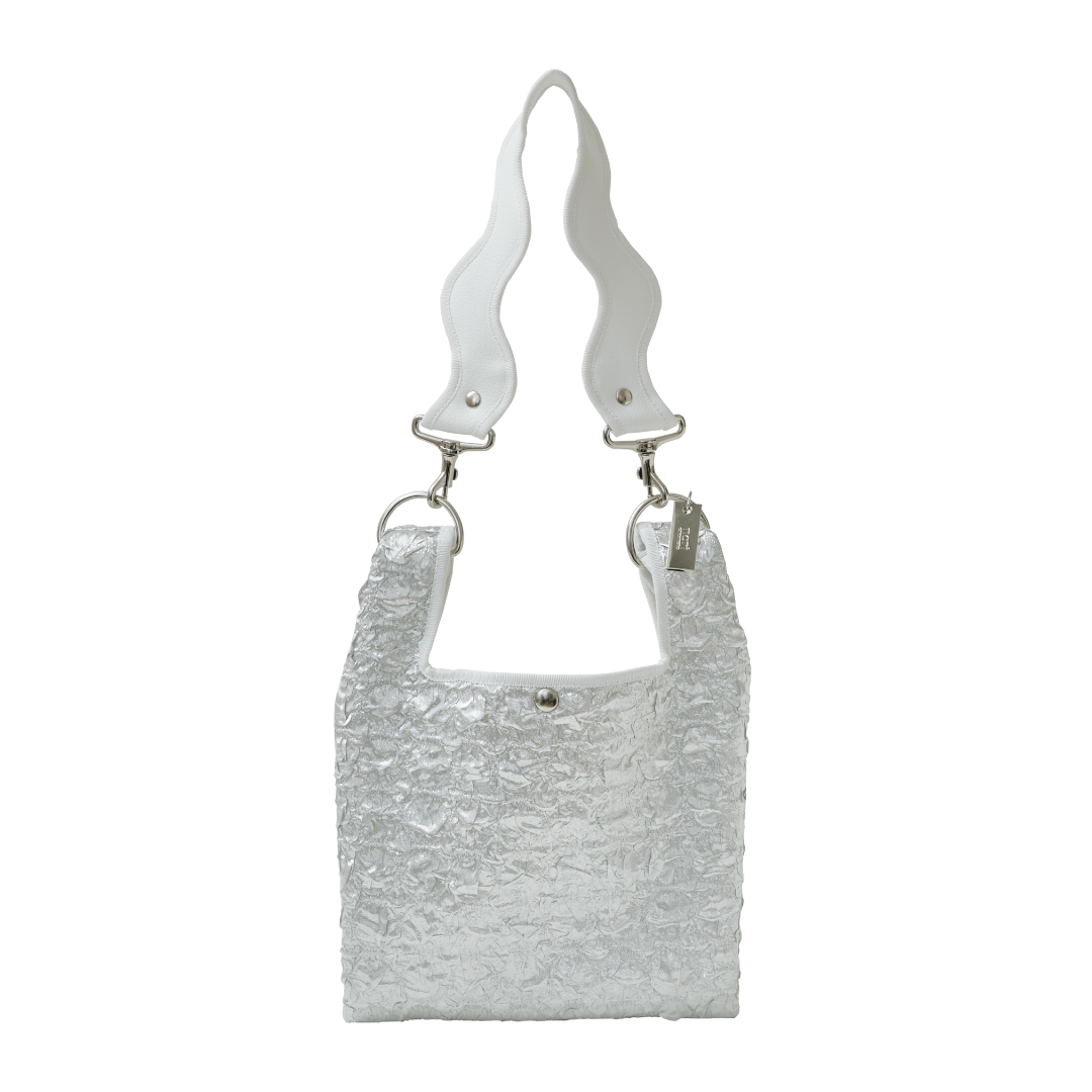 nori enomoto jeudi soir petit 軽量コンパクトなショルダーバッグ。クロスボディ対応のチェーン付きで旅行やお出かけに最適。内ポケット付き。チャームが付けられるDカンあり。ショルダーベルトは取り外し可能。