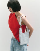 nori enomoto jeudi soir petit 軽量コンパクトなショルダーバッグ。クロスボディ対応のチェーン付きで旅行やお出かけに最適。内ポケット付き。チャームが付けられるDカンあり。ショルダーベルトは取り外し可能。