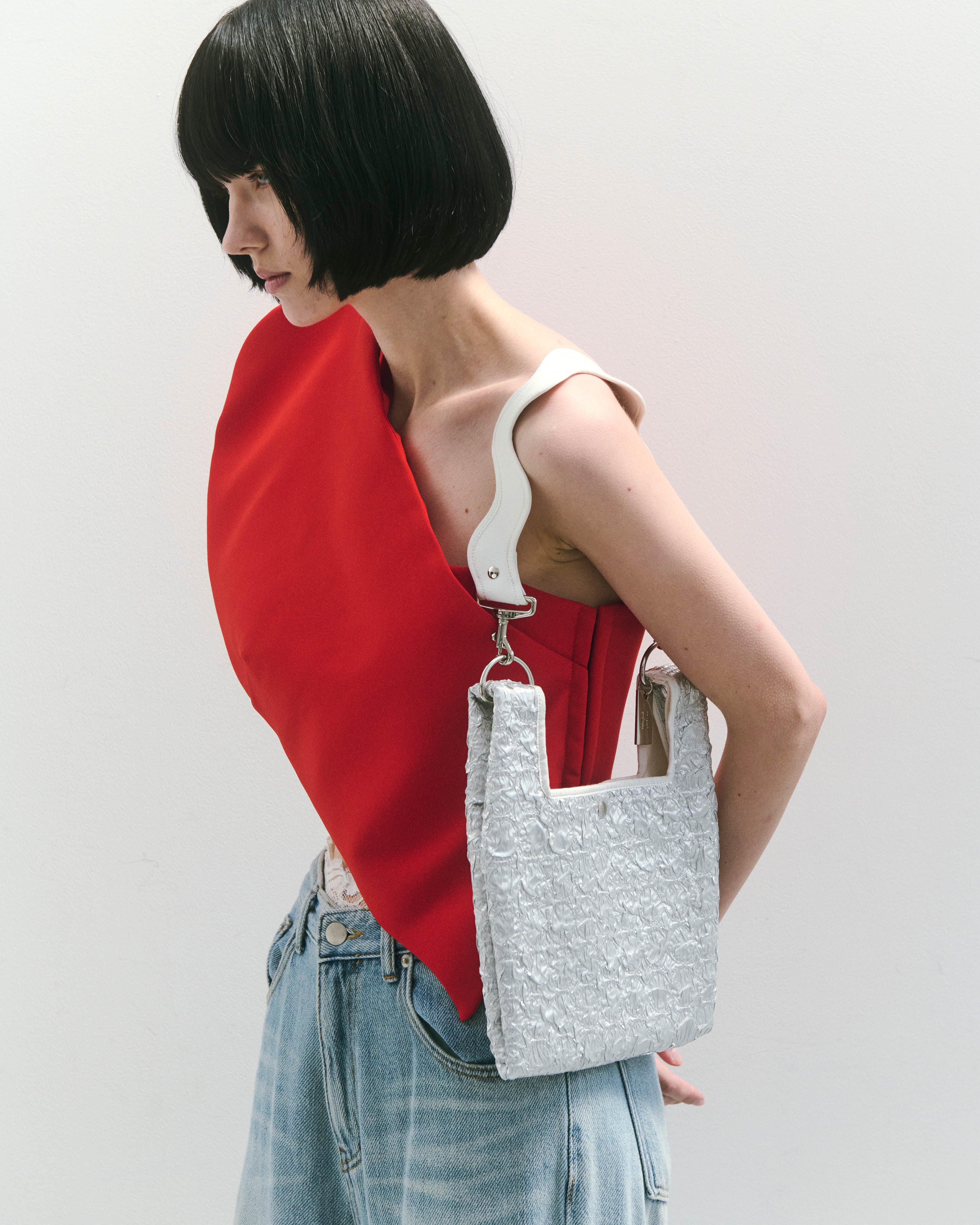 nori enomoto jeudi soir petit 軽量コンパクトなショルダーバッグ。クロスボディ対応のチェーン付きで旅行やお出かけに最適。内ポケット付き。チャームが付けられるDカンあり。ショルダーベルトは取り外し可能。