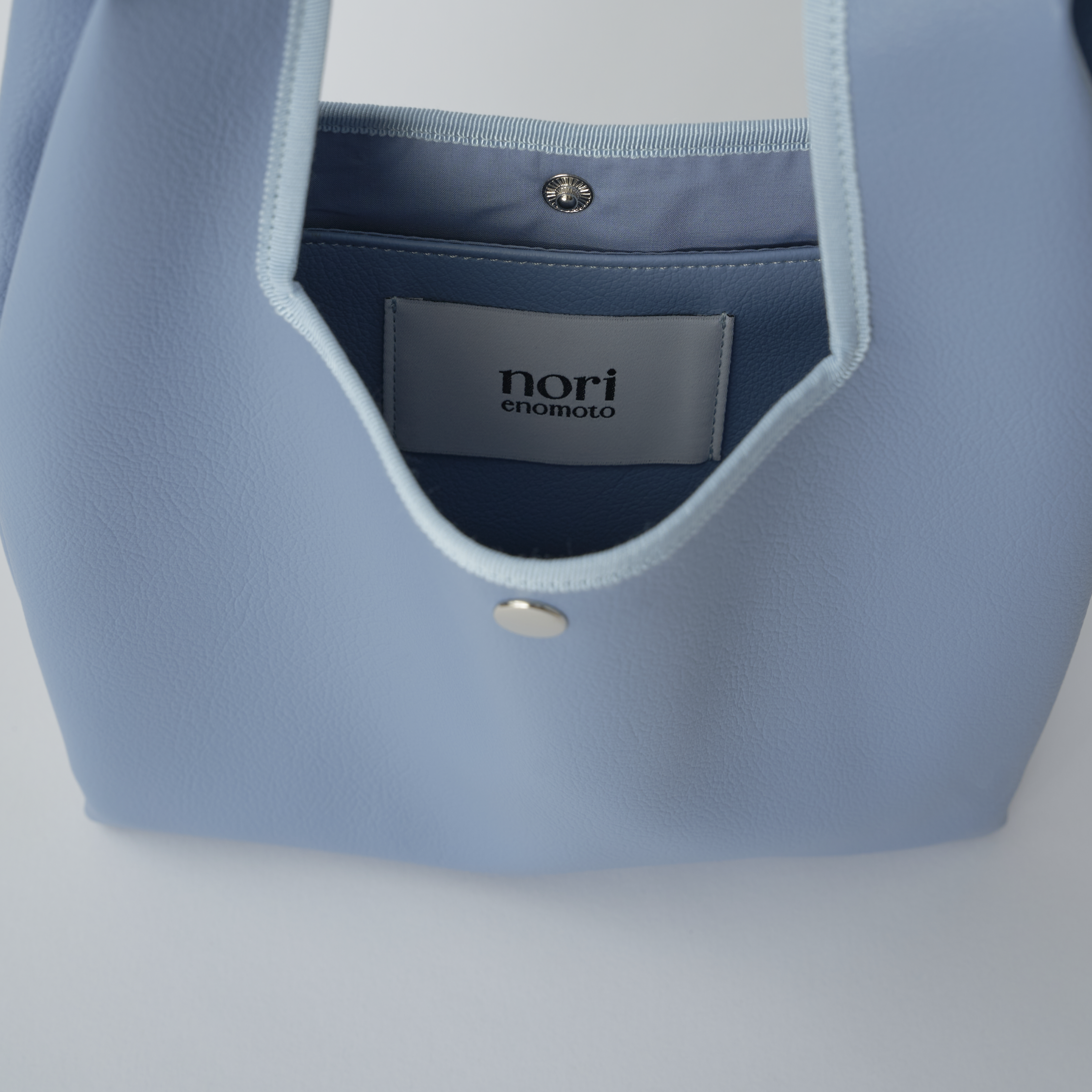 nori enomoto jeudi soir petit 軽量コンパクトなショルダーバッグ。クロスボディ対応のチェーン付きで旅行やお出かけに最適。内ポケット付き。チャームが付けられるDカンあり。ショルダーベルトは取り外し可能。