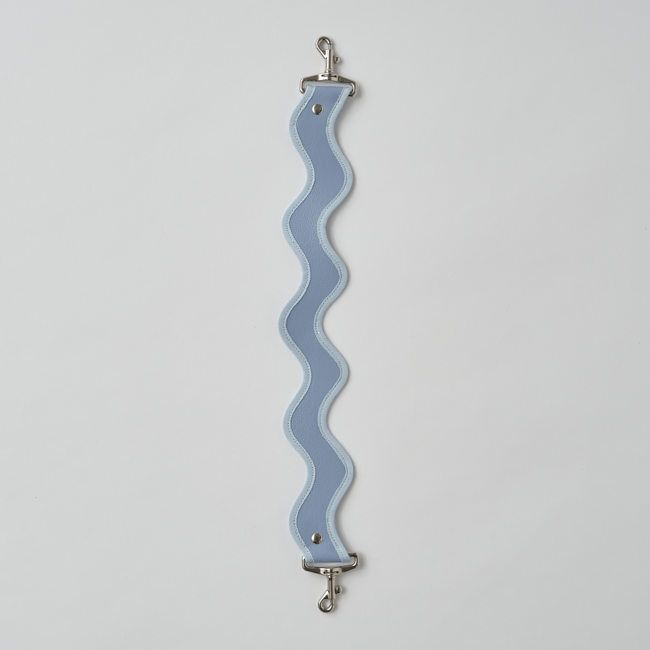 nori enomoto jeudi soir petit 軽量コンパクトなショルダーバッグ。クロスボディ対応のチェーン付きで旅行やお出かけに最適。内ポケット付き。チャームが付けられるDカンあり。ショルダーベルトは取り外し可能。