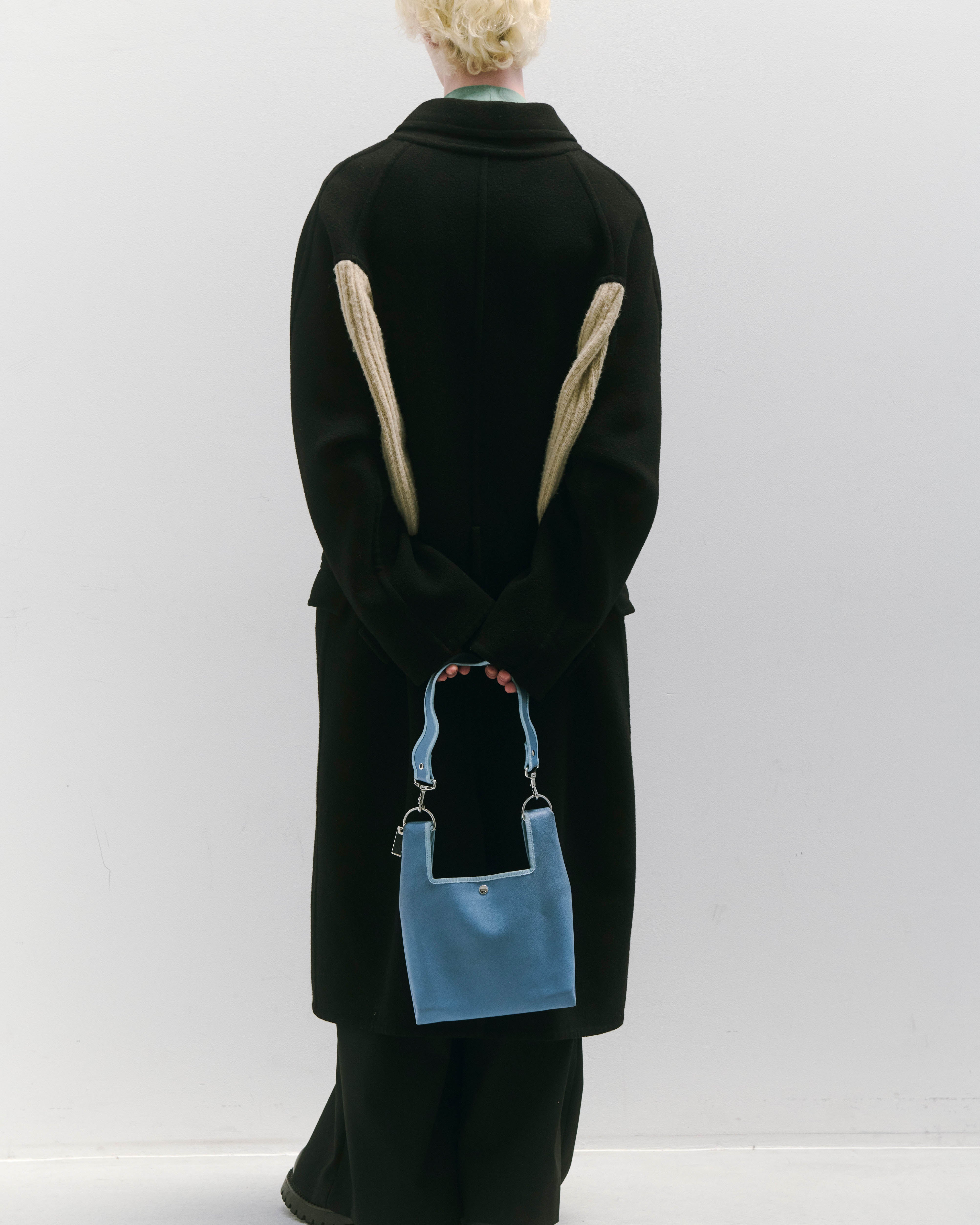 nori enomoto jeudi soir petit 軽量コンパクトなショルダーバッグ。クロスボディ対応のチェーン付きで旅行やお出かけに最適。内ポケット付き。チャームが付けられるDカンあり。ショルダーベルトは取り外し可能。