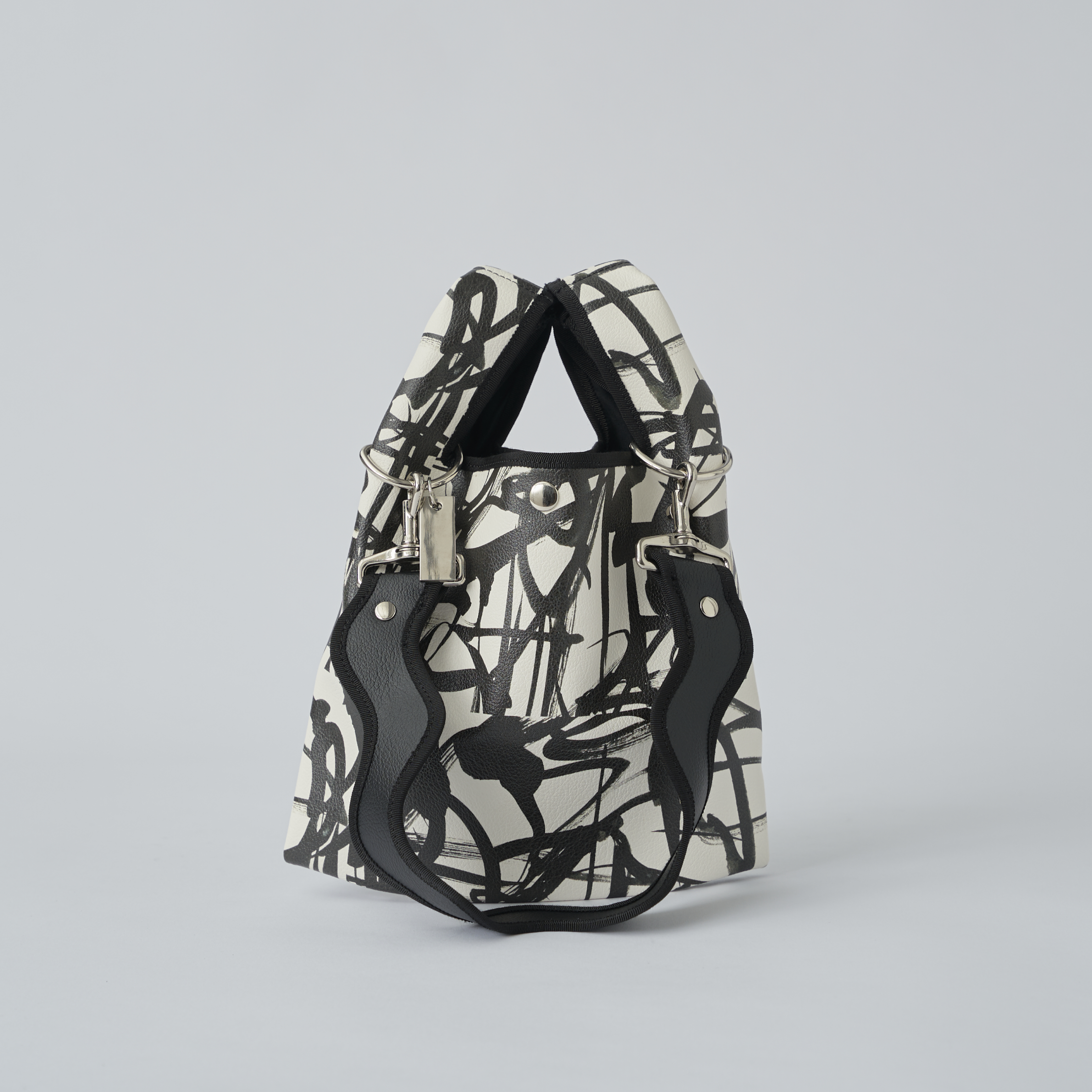 nori enomoto jeudi soir petit 軽量コンパクトなショルダーバッグ。クロスボディ対応のチェーン付きで旅行やお出かけに最適。内ポケット付き。チャームが付けられるDカンあり。ショルダーベルトは取り外し可能。