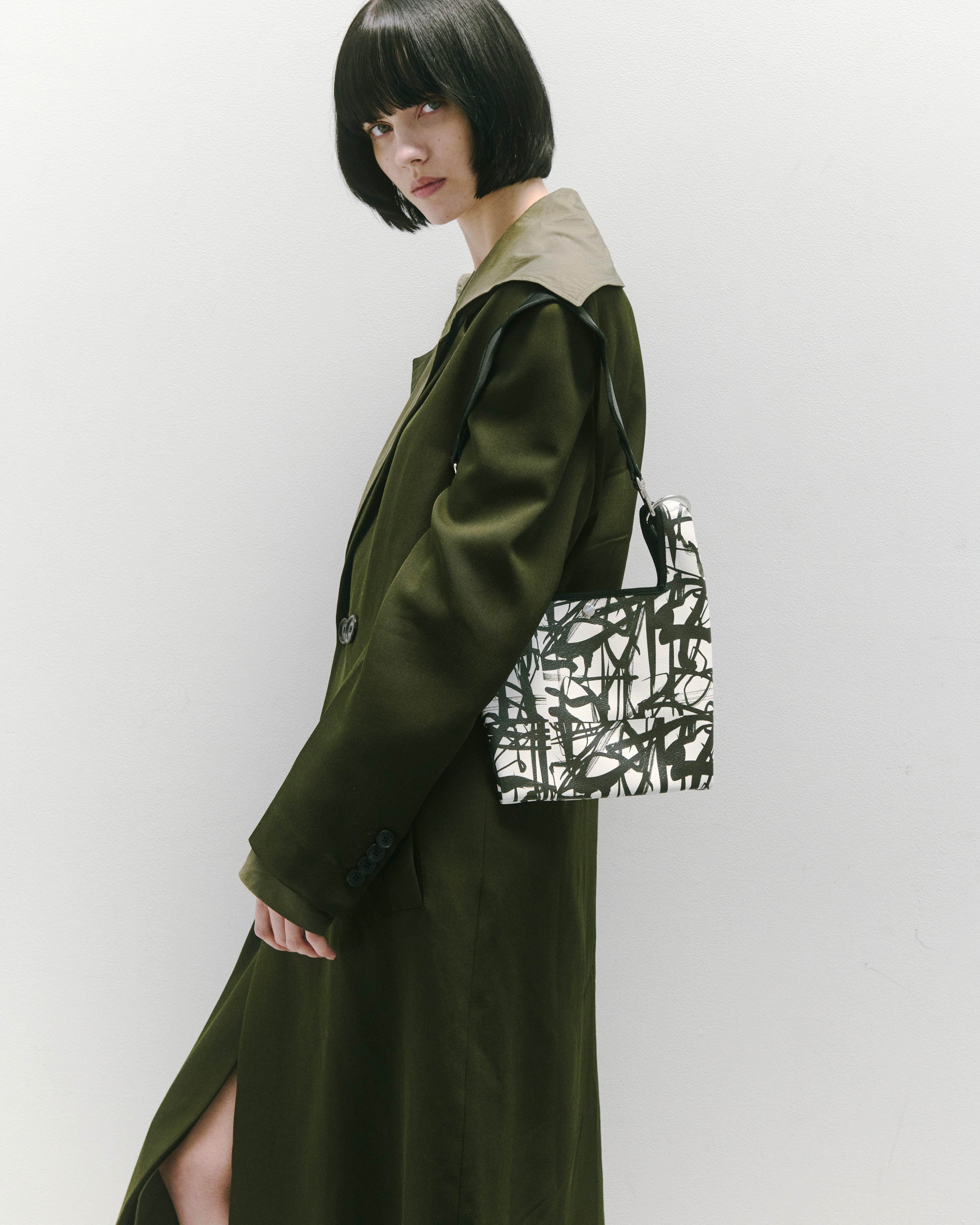 nori enomoto jeudi soir petit 軽量コンパクトなショルダーバッグ。クロスボディ対応のチェーン付きで旅行やお出かけに最適。内ポケット付き。チャームが付けられるDカンあり。ショルダーベルトは取り外し可能。