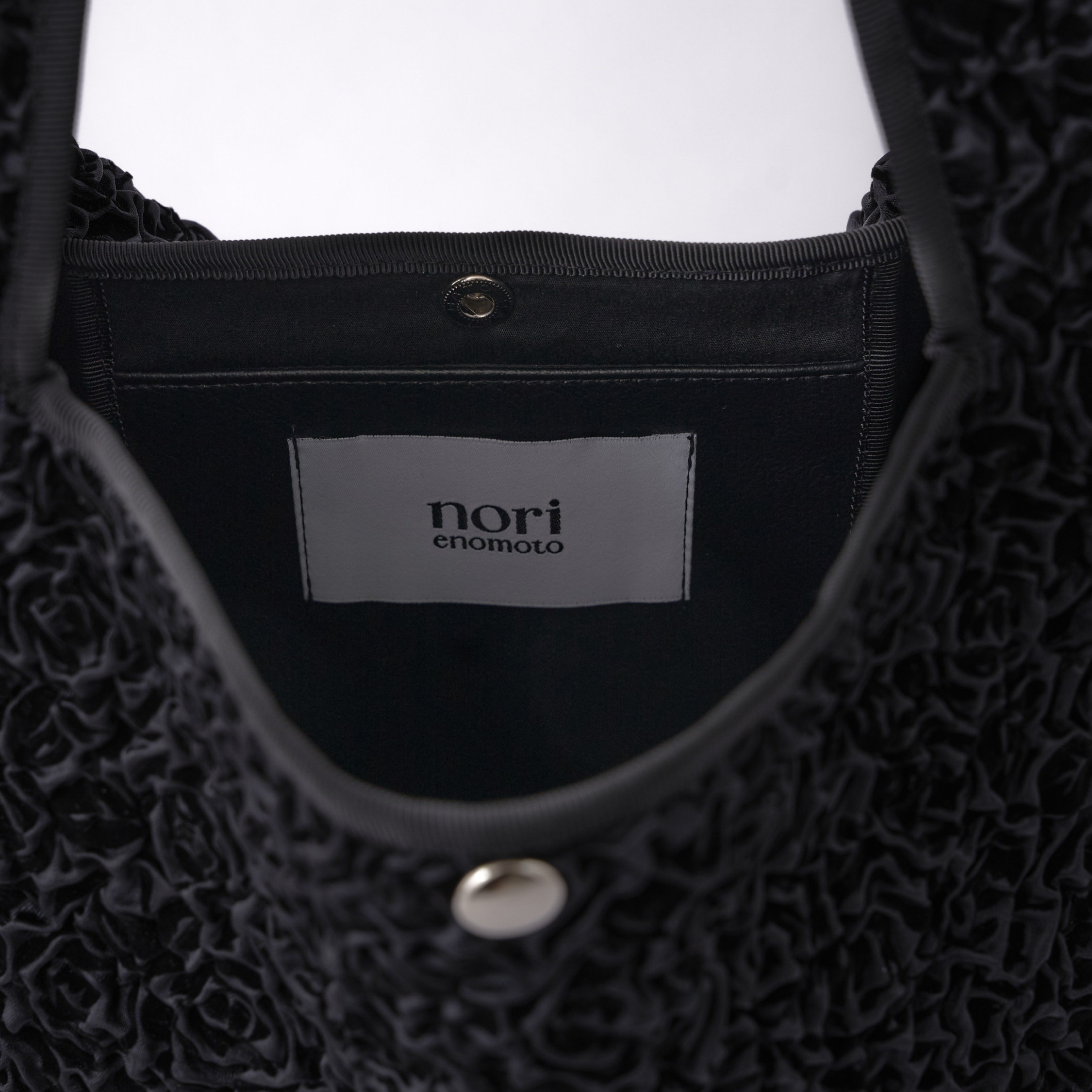 nori enomoto jeudi soir A4サイズ対応の2WAYショルダーバッグ。軽量かつ大容量で、通勤・通学やデイリーユースに最適。取り外し可能なショルダーベルトと、チャームが付けられるDカン付き。内ポケットあり。