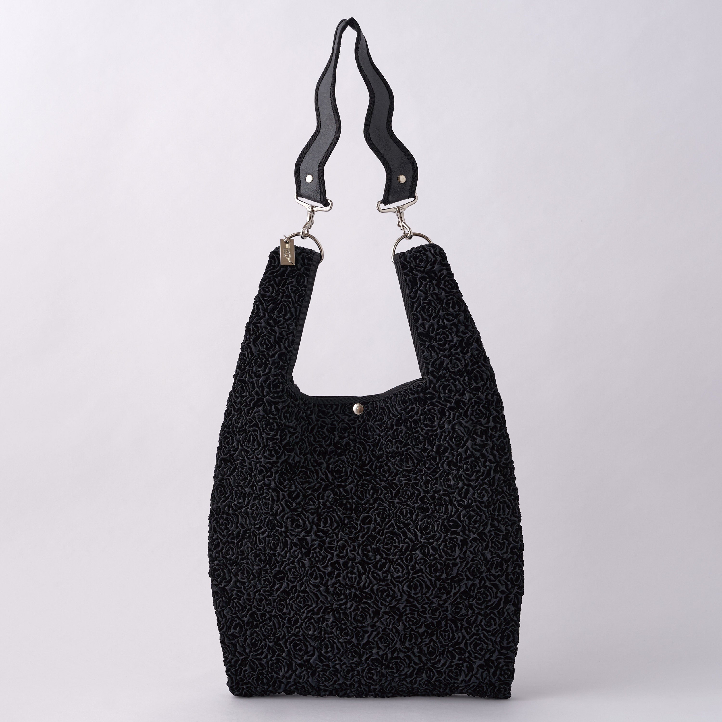 nori enomoto jeudi soir A4サイズ対応の2WAYショルダーバッグ。軽量かつ大容量で、通勤・通学やデイリーユースに最適。取り外し可能なショルダーベルトと、チャームが付けられるDカン付き。内ポケットあり。