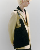 nori enomoto jeudi soir A4サイズ対応の2WAYショルダーバッグ。軽量かつ大容量で、通勤・通学やデイリーユースに最適。取り外し可能なショルダーベルトと、チャームが付けられるDカン付き。内ポケットあり。