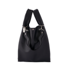 nori enomoto jeudi soir A4サイズ対応の2WAYショルダーバッグ。軽量かつ大容量で、通勤・通学やデイリーユースに最適。取り外し可能なショルダーベルトと、チャームが付けられるDカン付き。内ポケットあり。