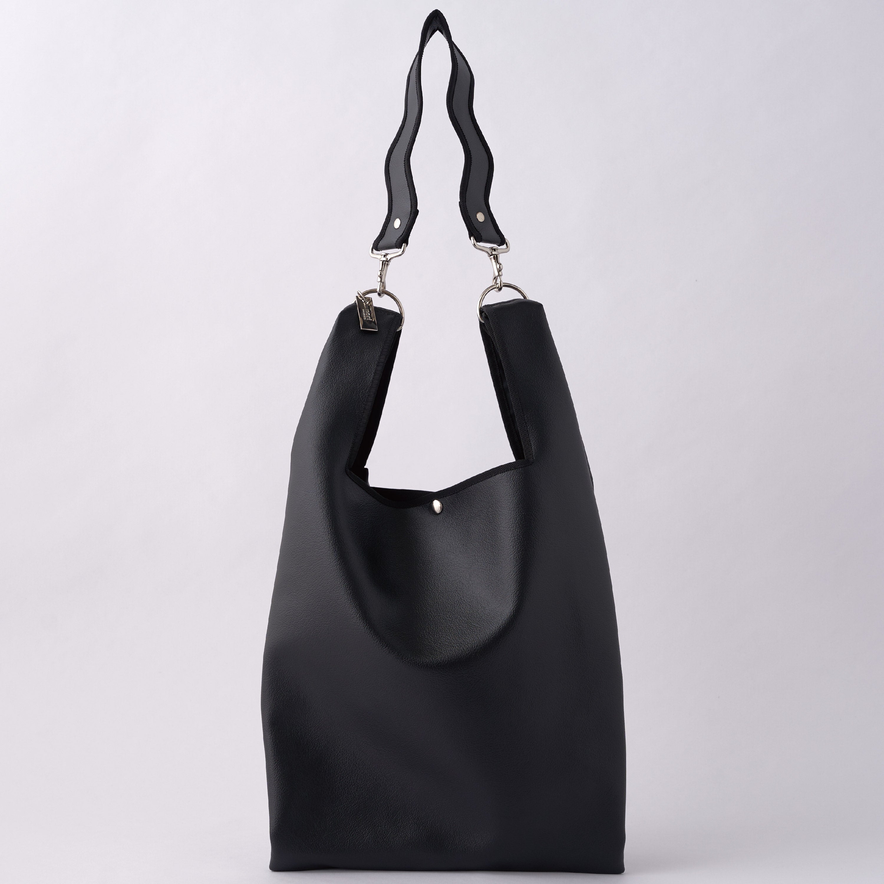 nori enomoto jeudi soir A4サイズ対応の2WAYショルダーバッグ。軽量かつ大容量で、通勤・通学やデイリーユースに最適。取り外し可能なショルダーベルトと、チャームが付けられるDカン付き。内ポケットあり。