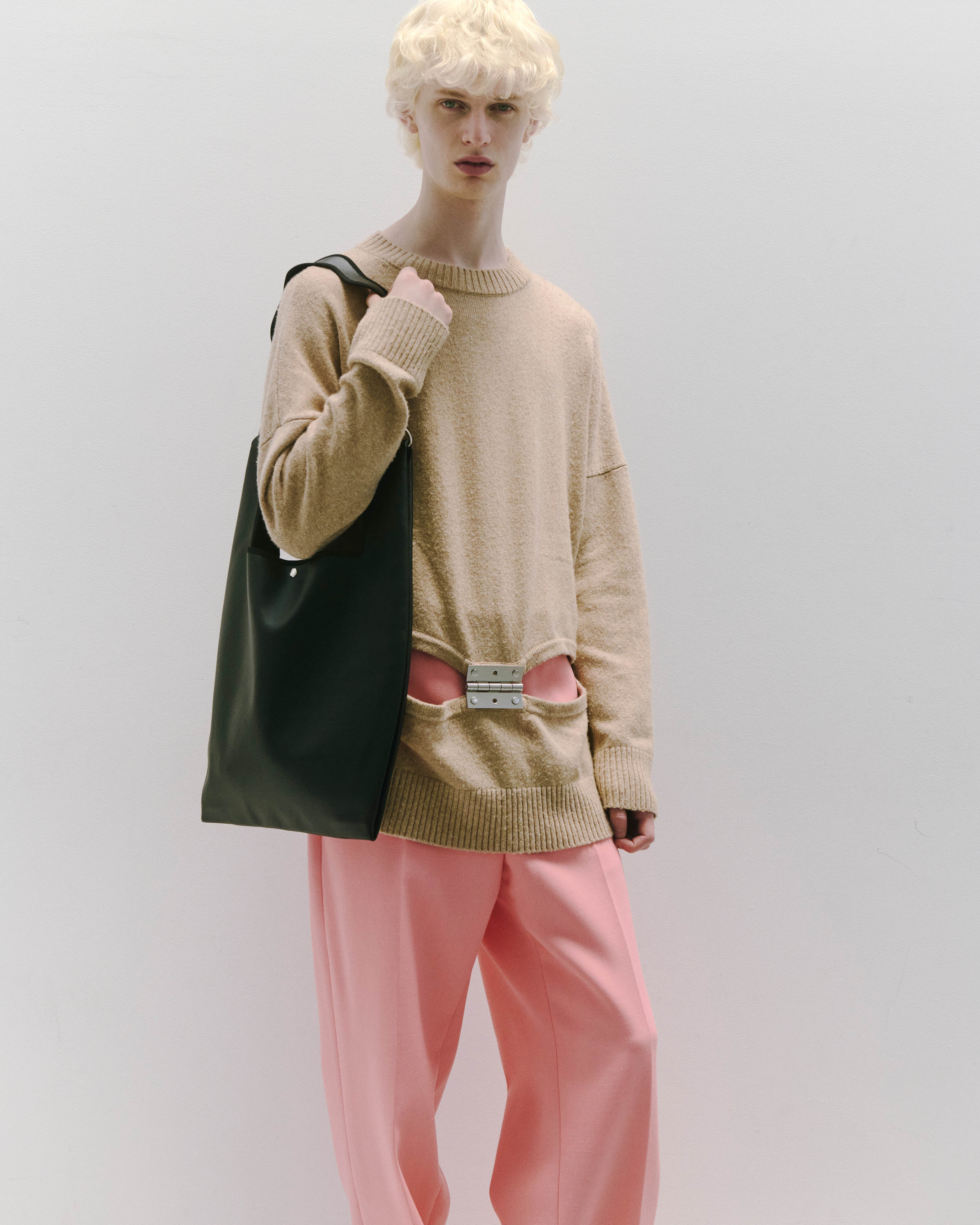 nori enomoto jeudi soir A4サイズ対応の2WAYショルダーバッグ。軽量かつ大容量で、通勤・通学やデイリーユースに最適。取り外し可能なショルダーベルトと、チャームが付けられるDカン付き。内ポケットあり。