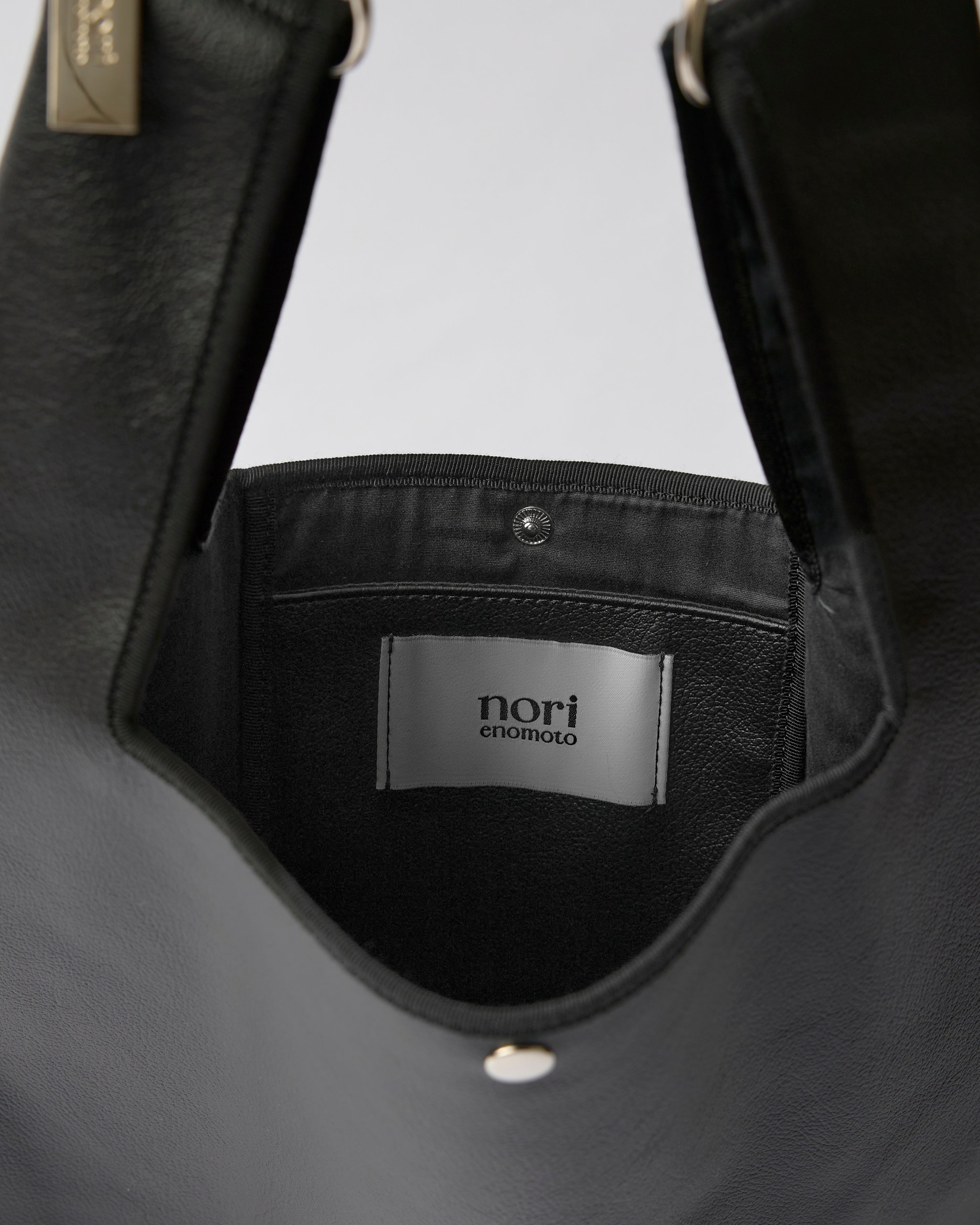 nori enomoto jeudi soir A4サイズ対応の2WAYショルダーバッグ。軽量かつ大容量で、通勤・通学やデイリーユースに最適。取り外し可能なショルダーベルトと、チャームが付けられるDカン付き。内ポケットあり。