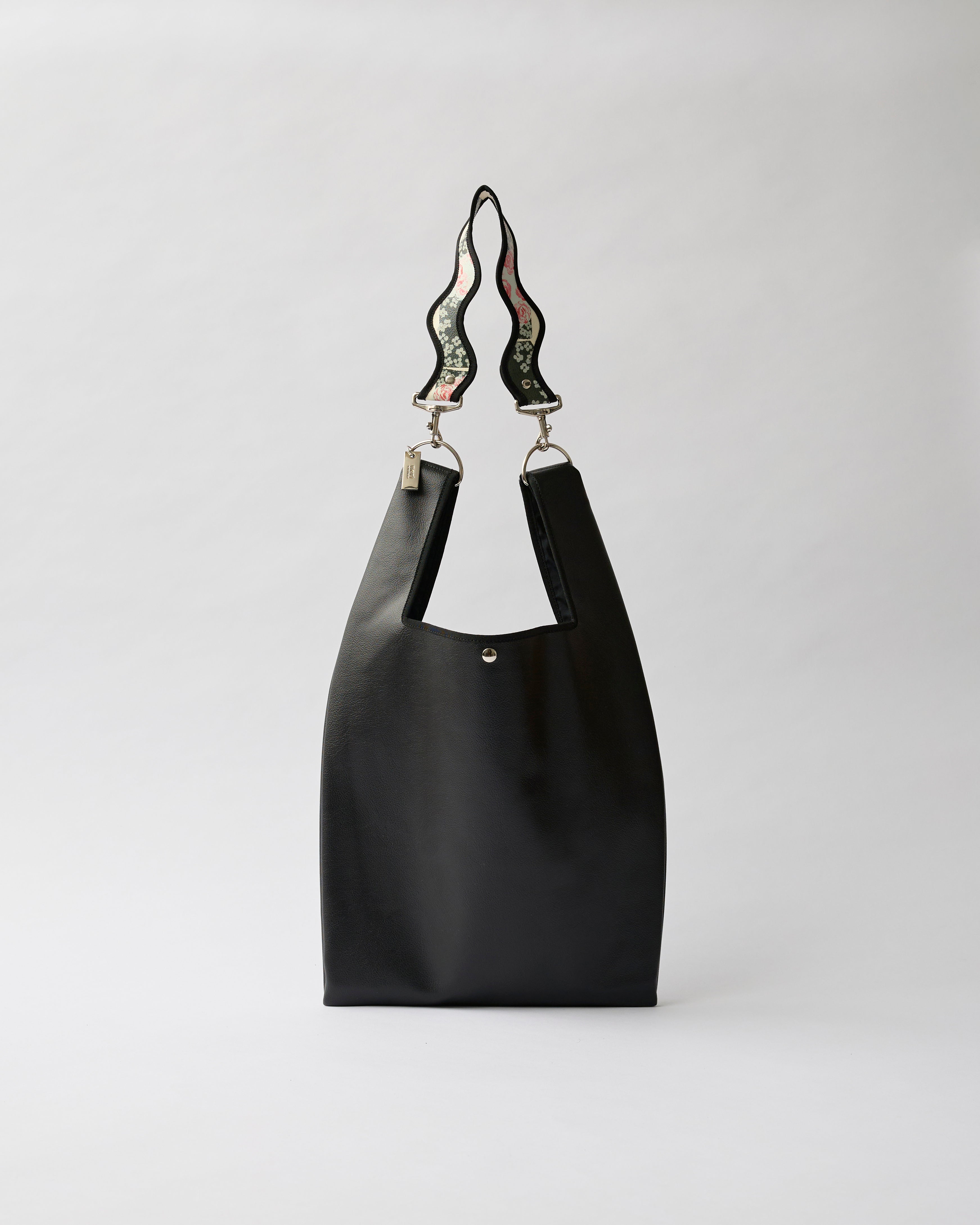 nori enomoto jeudi soir A4サイズ対応の2WAYショルダーバッグ。軽量かつ大容量で、通勤・通学やデイリーユースに最適。取り外し可能なショルダーベルトと、チャームが付けられるDカン付き。内ポケットあり。