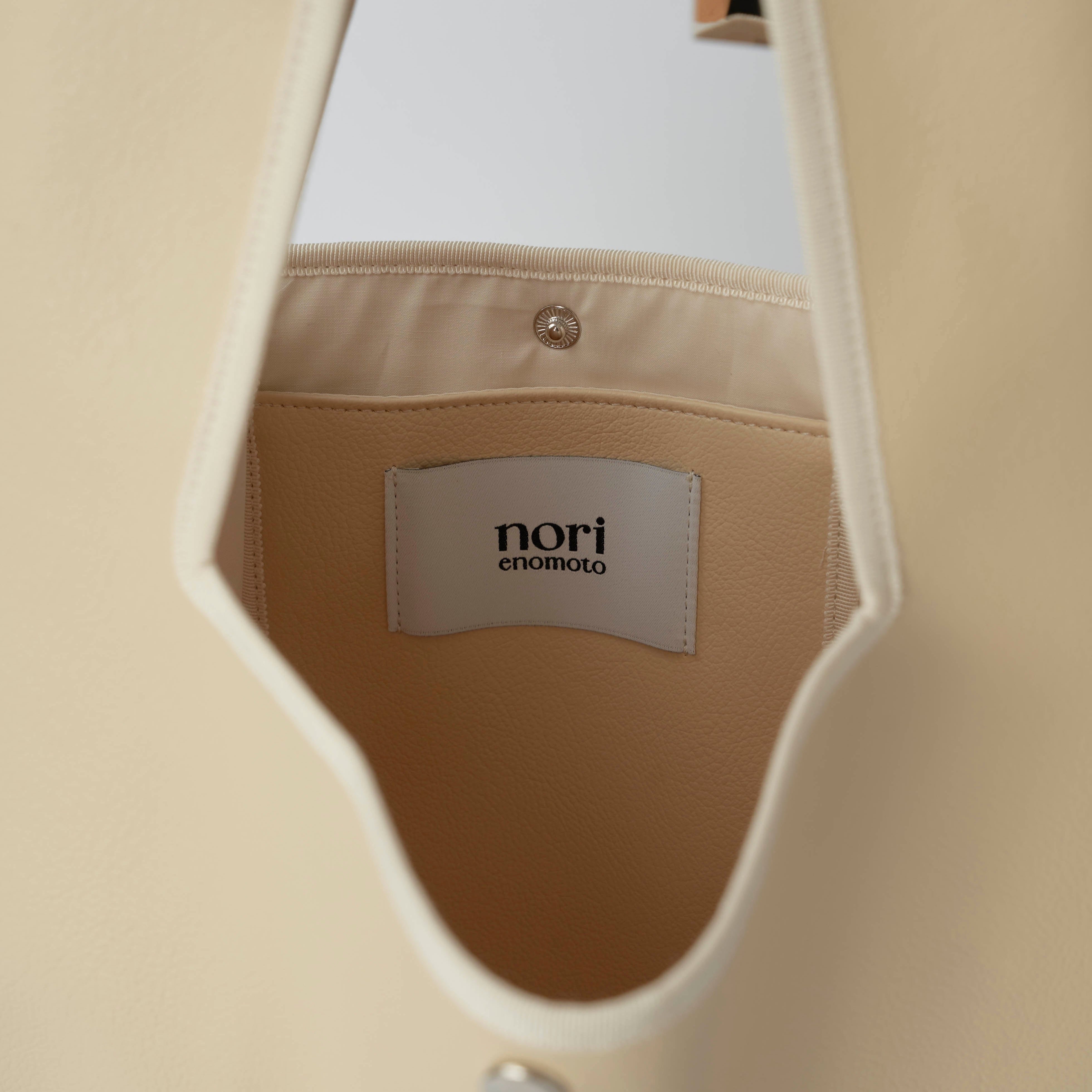 nori enomoto jeudi soir A4サイズ対応の2WAYショルダーバッグ。軽量かつ大容量で、通勤・通学やデイリーユースに最適。取り外し可能なショルダーベルトと、チャームが付けられるDカン付き。内ポケットあり。