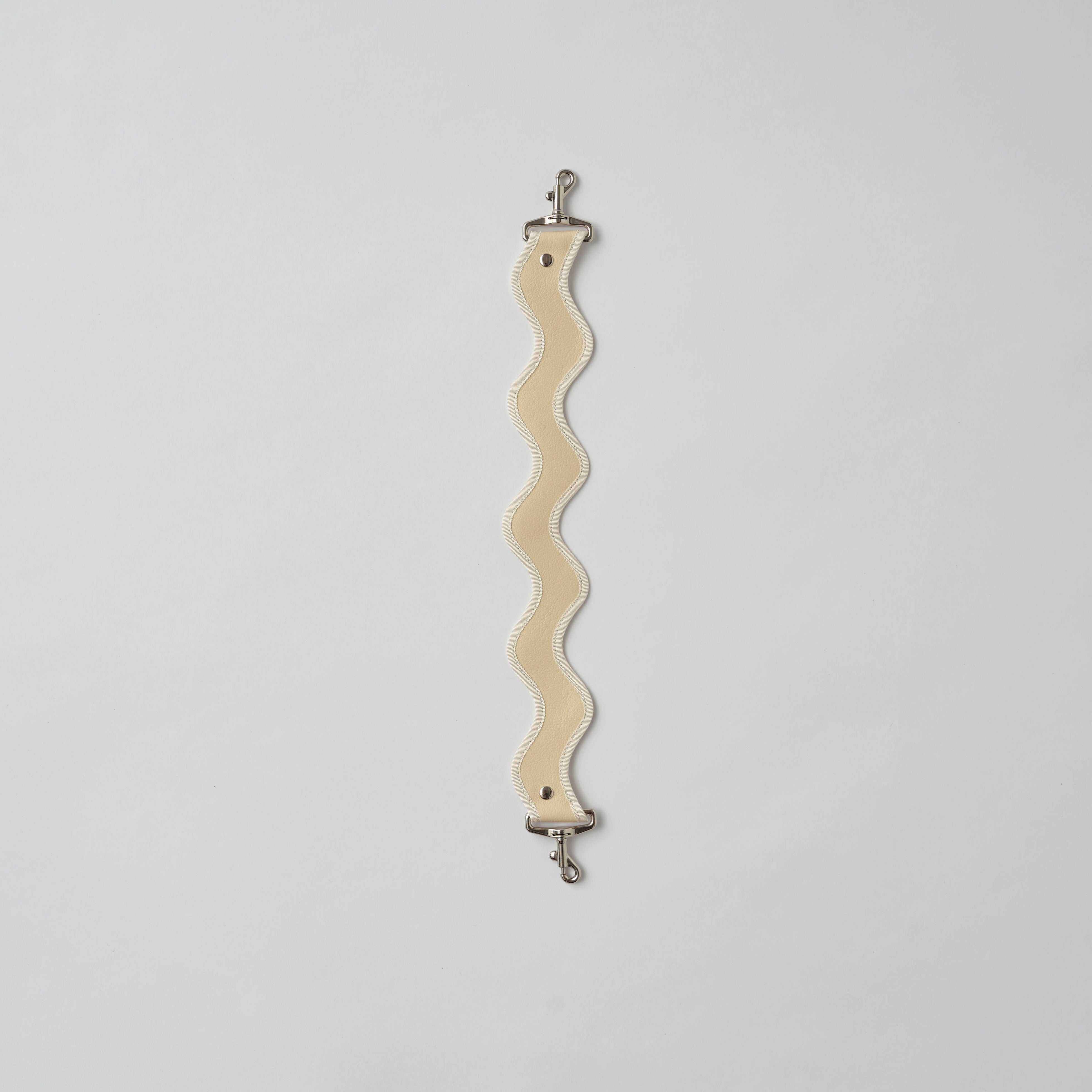 nori enomoto jeudi soir A4サイズ対応の2WAYショルダーバッグ。軽量かつ大容量で、通勤・通学やデイリーユースに最適。取り外し可能なショルダーベルトと、チャームが付けられるDカン付き。内ポケットあり。