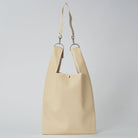 nori enomoto jeudi soir A4サイズ対応の2WAYショルダーバッグ。軽量かつ大容量で、通勤・通学やデイリーユースに最適。取り外し可能なショルダーベルトと、チャームが付けられるDカン付き。内ポケットあり。