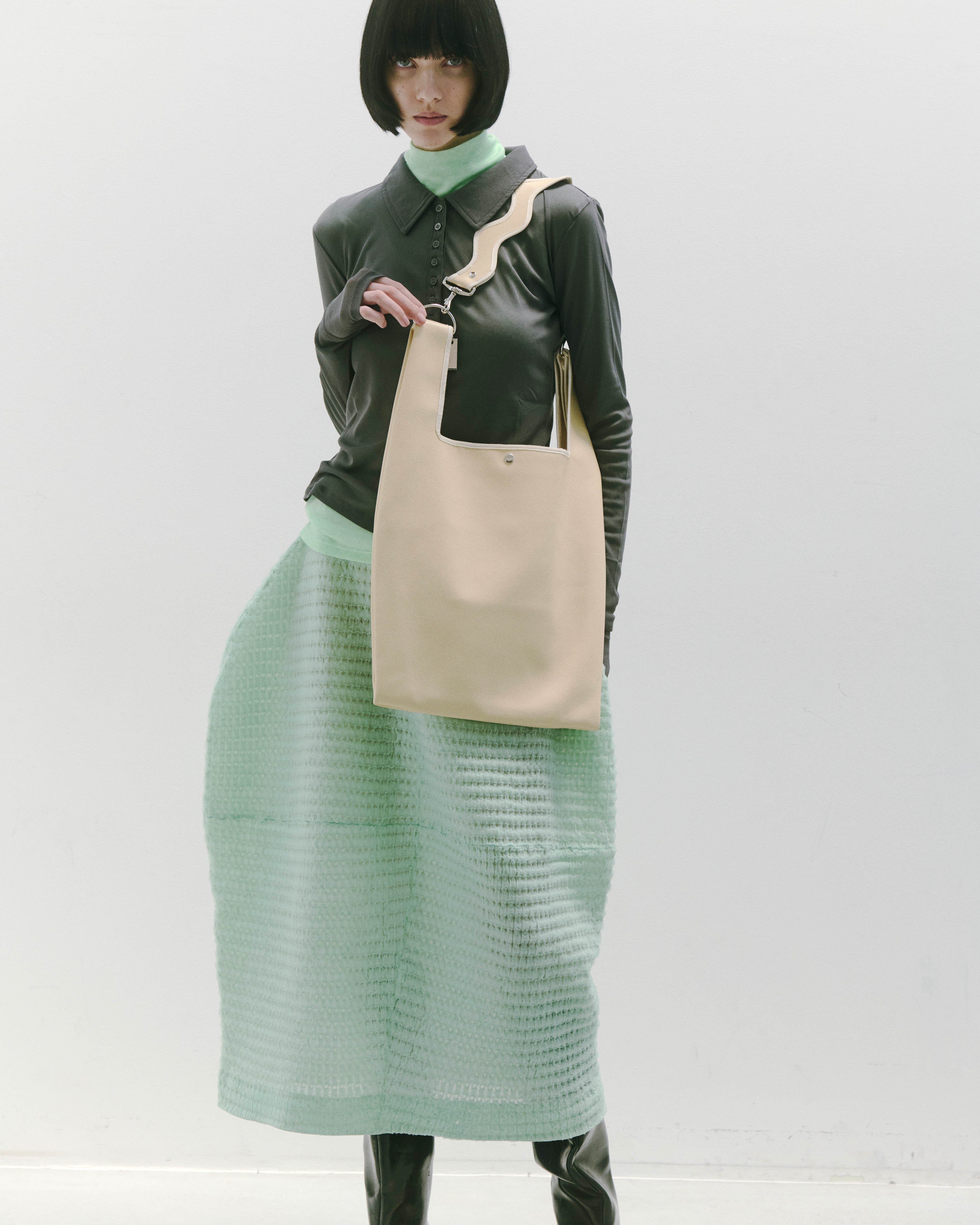 nori enomoto jeudi soir A4サイズ対応の2WAYショルダーバッグ。軽量かつ大容量で、通勤・通学やデイリーユースに最適。取り外し可能なショルダーベルトと、チャームが付けられるDカン付き。内ポケットあり。