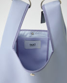 nori enomoto jeudi soir A4サイズ対応の2WAYショルダーバッグ。軽量かつ大容量で、通勤・通学やデイリーユースに最適。取り外し可能なショルダーベルトと、チャームが付けられるDカン付き。内ポケットあり。