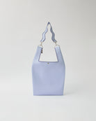 nori enomoto jeudi soir A4サイズ対応の2WAYショルダーバッグ。軽量かつ大容量で、通勤・通学やデイリーユースに最適。取り外し可能なショルダーベルトと、チャームが付けられるDカン付き。内ポケットあり。