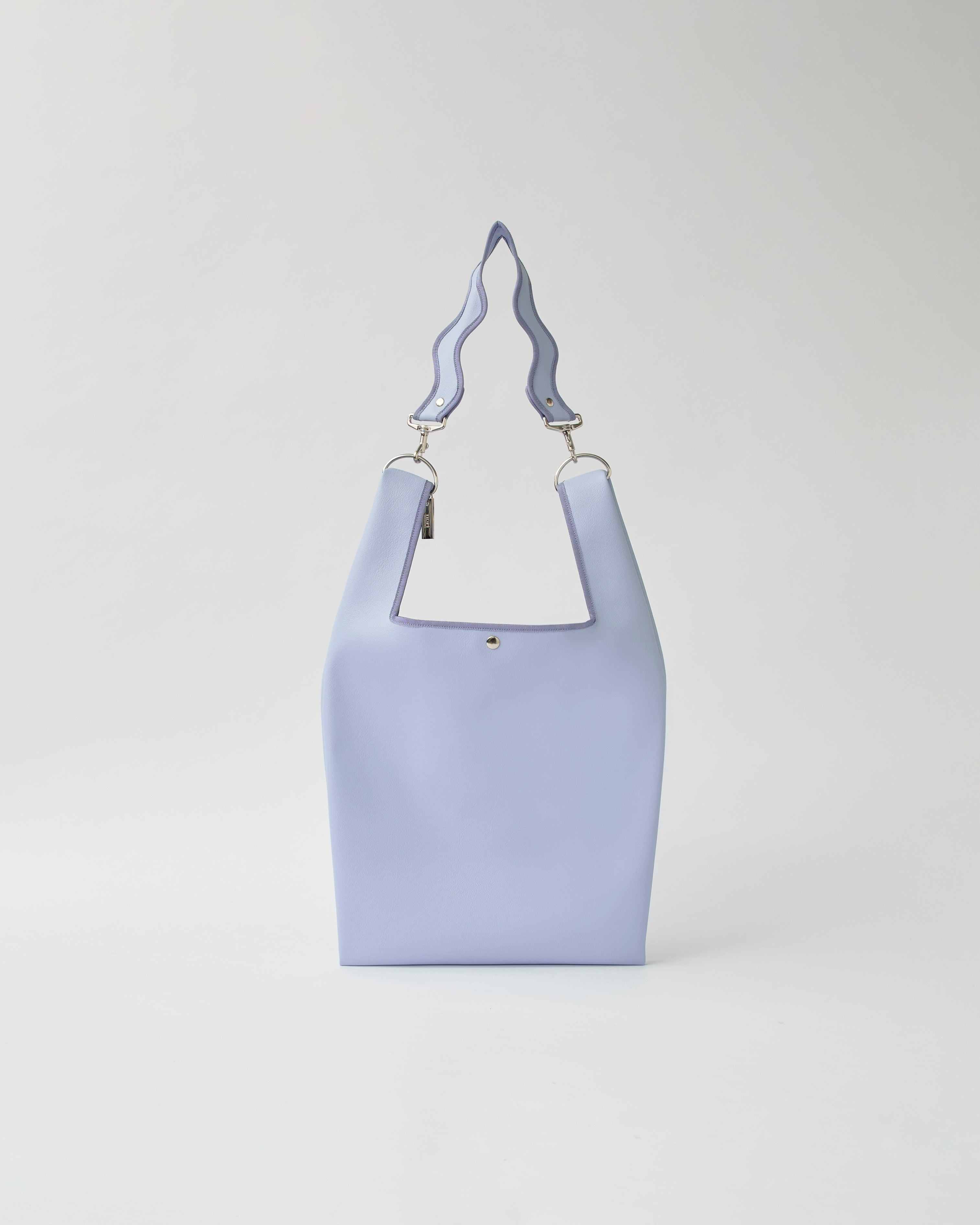 nori enomoto jeudi soir A4サイズ対応の2WAYショルダーバッグ。軽量かつ大容量で、通勤・通学やデイリーユースに最適。取り外し可能なショルダーベルトと、チャームが付けられるDカン付き。内ポケットあり。