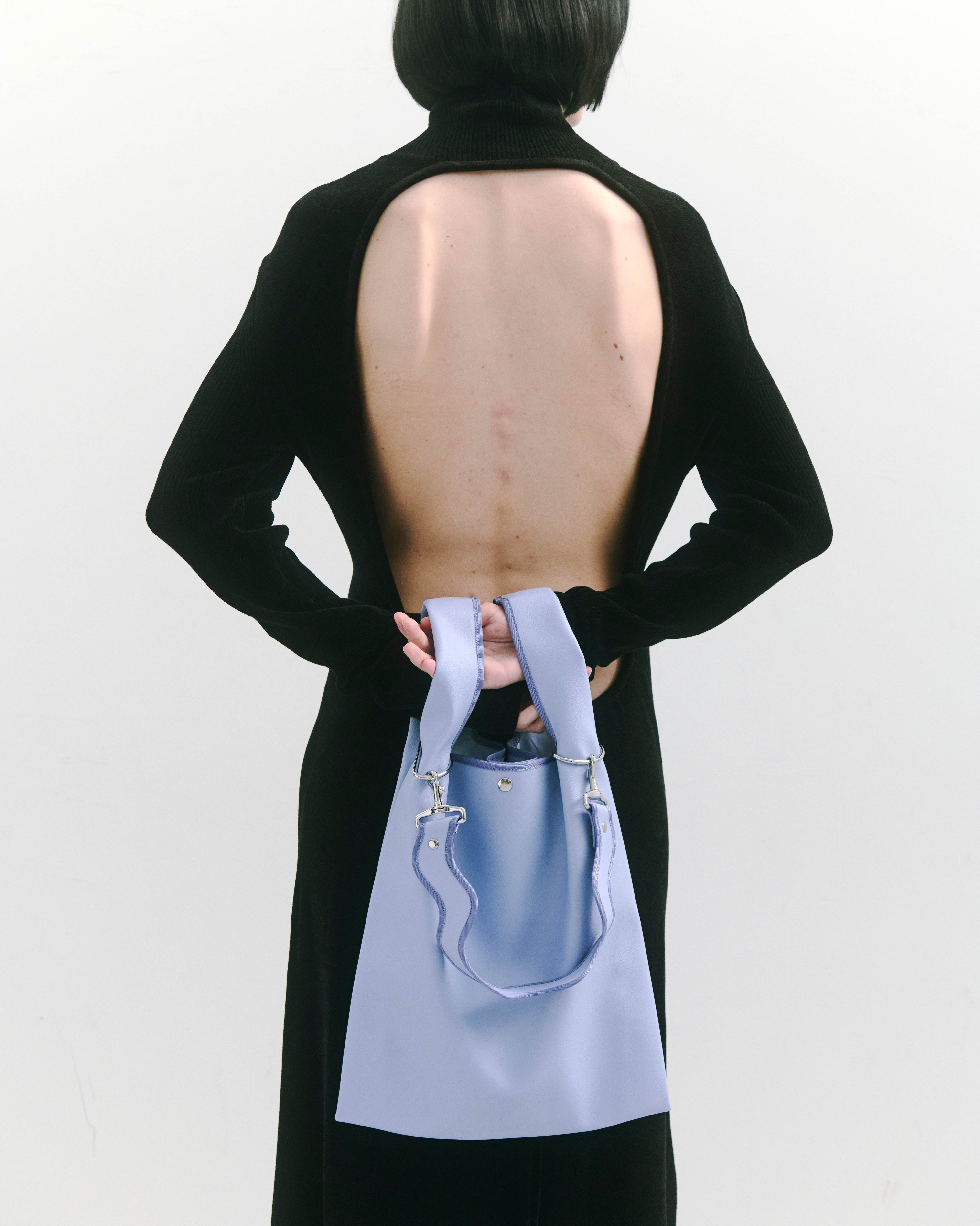 nori enomoto jeudi soir A4サイズ対応の2WAYショルダーバッグ。軽量かつ大容量で、通勤・通学やデイリーユースに最適。取り外し可能なショルダーベルトと、チャームが付けられるDカン付き。内ポケットあり。