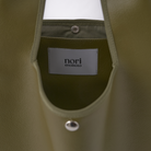 nori enomoto jeudi soir A4サイズ対応の2WAYショルダーバッグ。軽量かつ大容量で、通勤・通学やデイリーユースに最適。取り外し可能なショルダーベルトと、チャームが付けられるDカン付き。内ポケットあり。