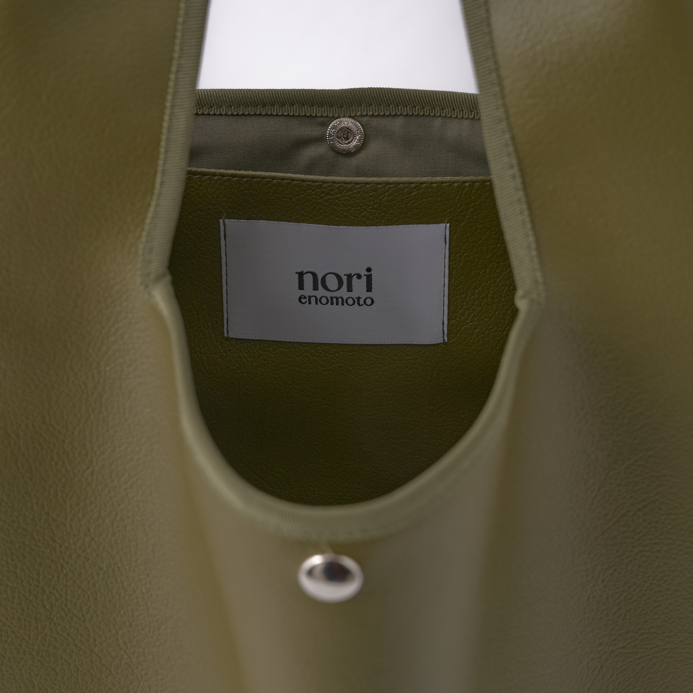 nori enomoto jeudi soir A4サイズ対応の2WAYショルダーバッグ。軽量かつ大容量で、通勤・通学やデイリーユースに最適。取り外し可能なショルダーベルトと、チャームが付けられるDカン付き。内ポケットあり。