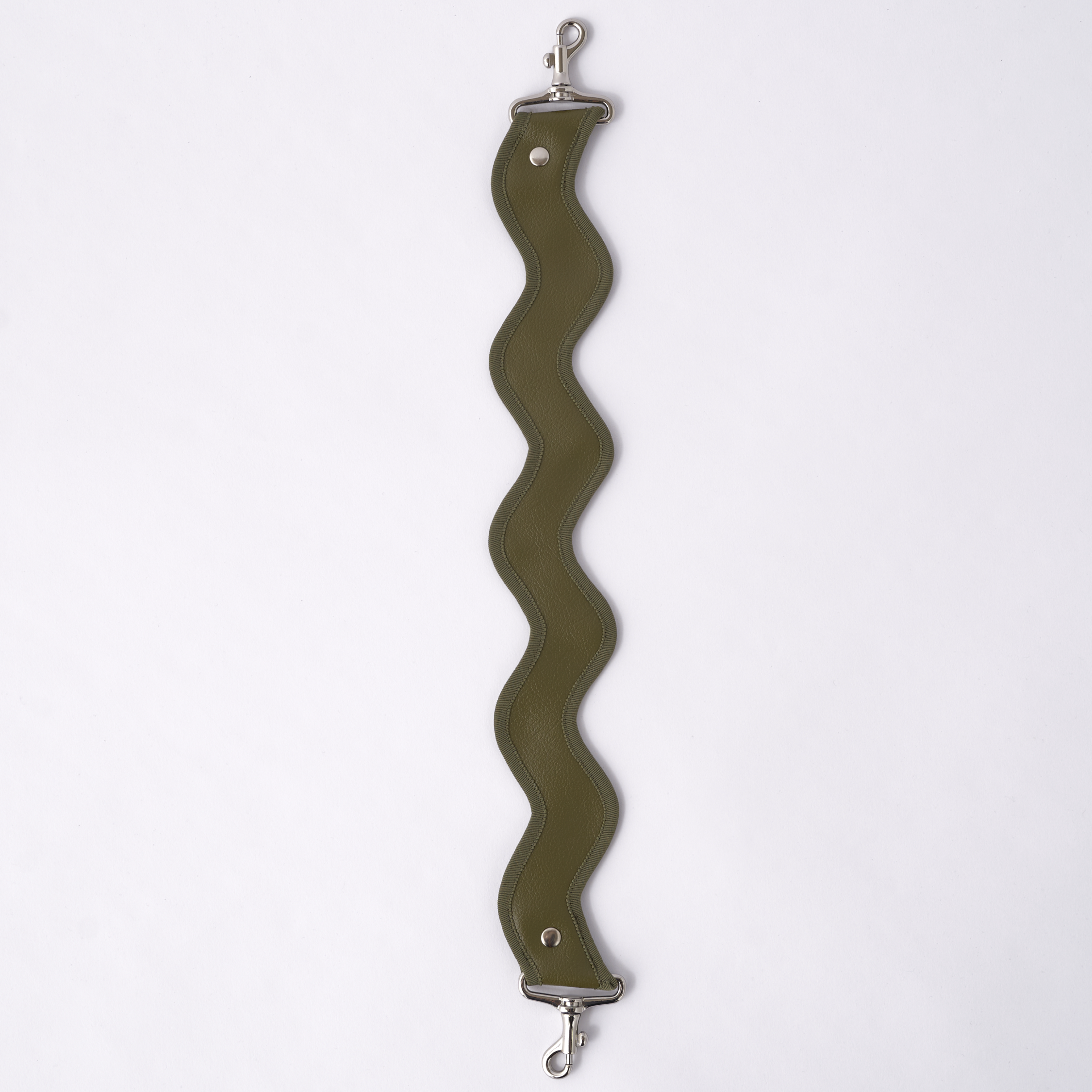 nori enomoto jeudi soir A4サイズ対応の2WAYショルダーバッグ。軽量かつ大容量で、通勤・通学やデイリーユースに最適。取り外し可能なショルダーベルトと、チャームが付けられるDカン付き。内ポケットあり。