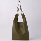 nori enomoto jeudi soir A4サイズ対応の2WAYショルダーバッグ。軽量かつ大容量で、通勤・通学やデイリーユースに最適。取り外し可能なショルダーベルトと、チャームが付けられるDカン付き。内ポケットあり。