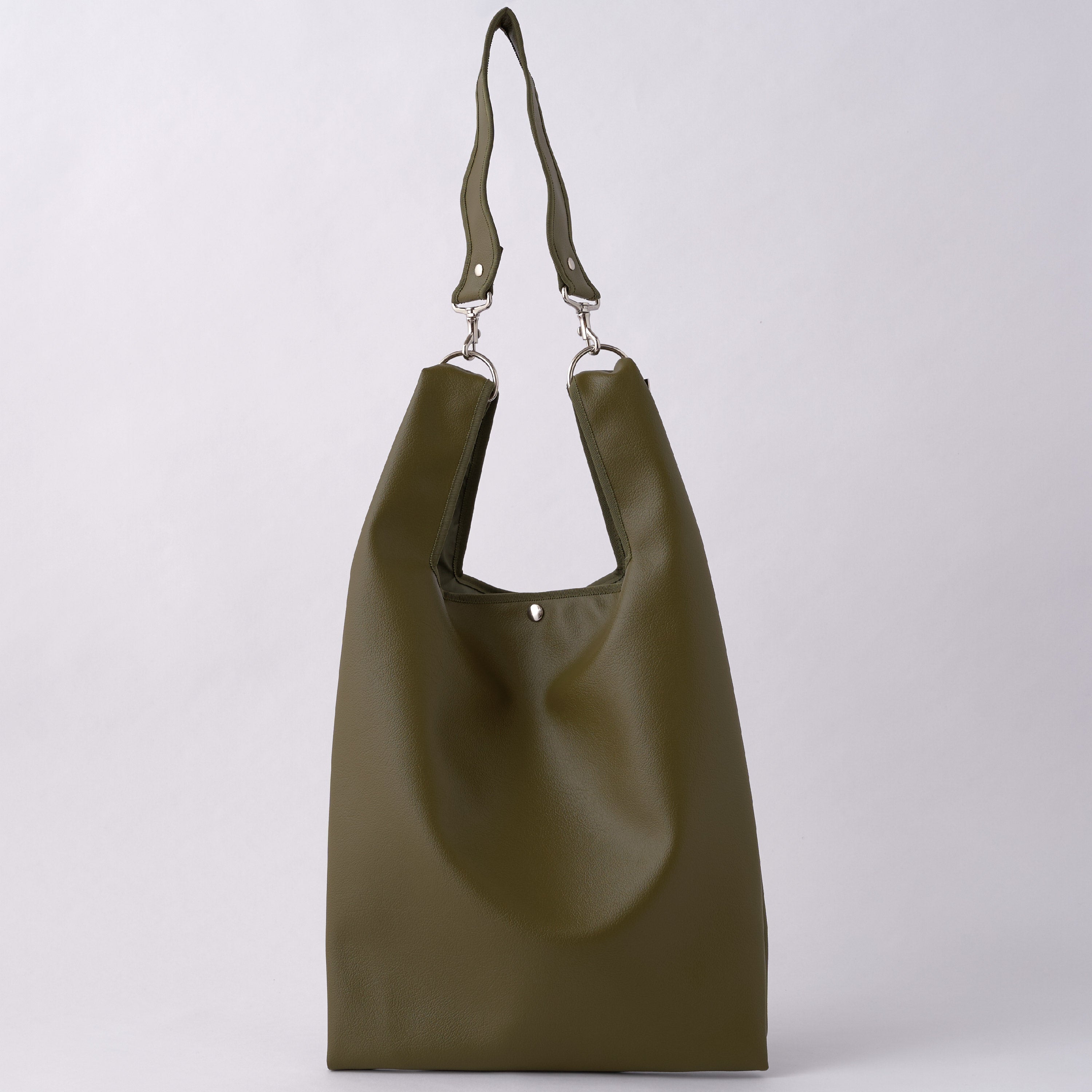 nori enomoto jeudi soir A4サイズ対応の2WAYショルダーバッグ。軽量かつ大容量で、通勤・通学やデイリーユースに最適。取り外し可能なショルダーベルトと、チャームが付けられるDカン付き。内ポケットあり。