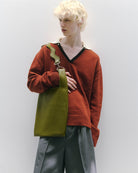 nori enomoto jeudi soir A4サイズ対応の2WAYショルダーバッグ。軽量かつ大容量で、通勤・通学やデイリーユースに最適。取り外し可能なショルダーベルトと、チャームが付けられるDカン付き。内ポケットあり。