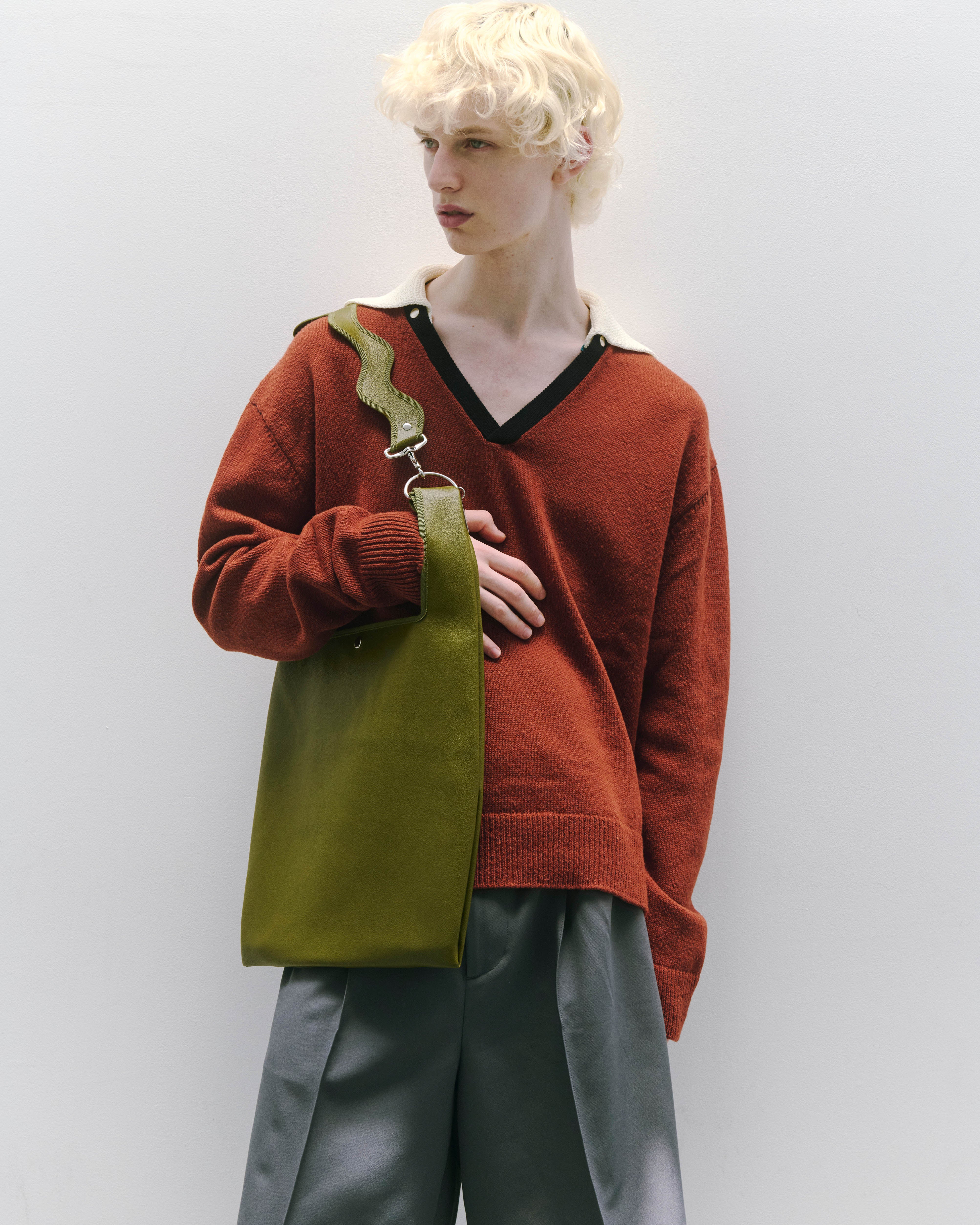 nori enomoto jeudi soir A4サイズ対応の2WAYショルダーバッグ。軽量かつ大容量で、通勤・通学やデイリーユースに最適。取り外し可能なショルダーベルトと、チャームが付けられるDカン付き。内ポケットあり。