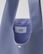 nori enomoto jeudi soir A4サイズ対応の2WAYショルダーバッグ。軽量かつ大容量で、通勤・通学やデイリーユースに最適。取り外し可能なショルダーベルトと、チャームが付けられるDカン付き。内ポケットあり。