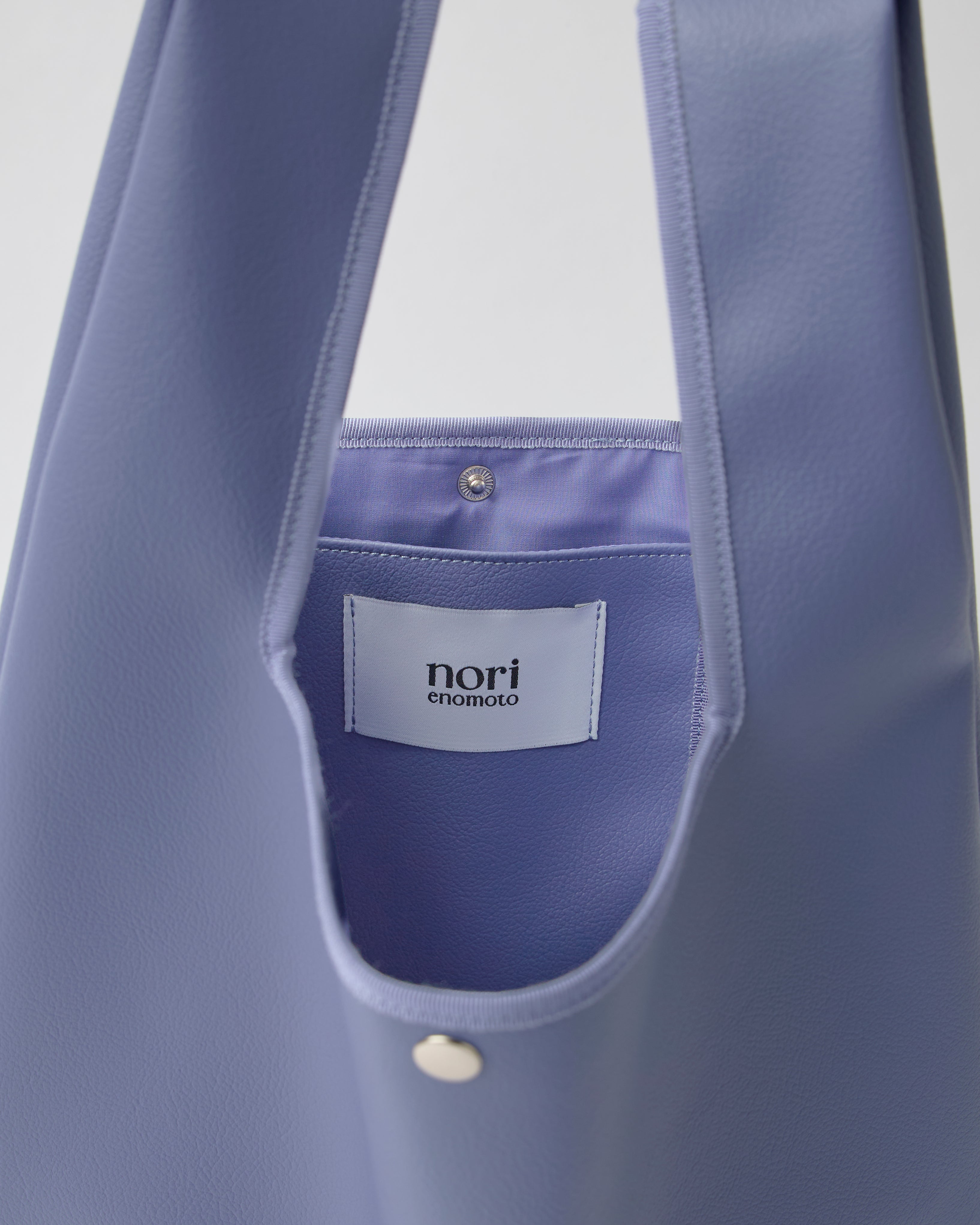 nori enomoto jeudi soir A4サイズ対応の2WAYショルダーバッグ。軽量かつ大容量で、通勤・通学やデイリーユースに最適。取り外し可能なショルダーベルトと、チャームが付けられるDカン付き。内ポケットあり。