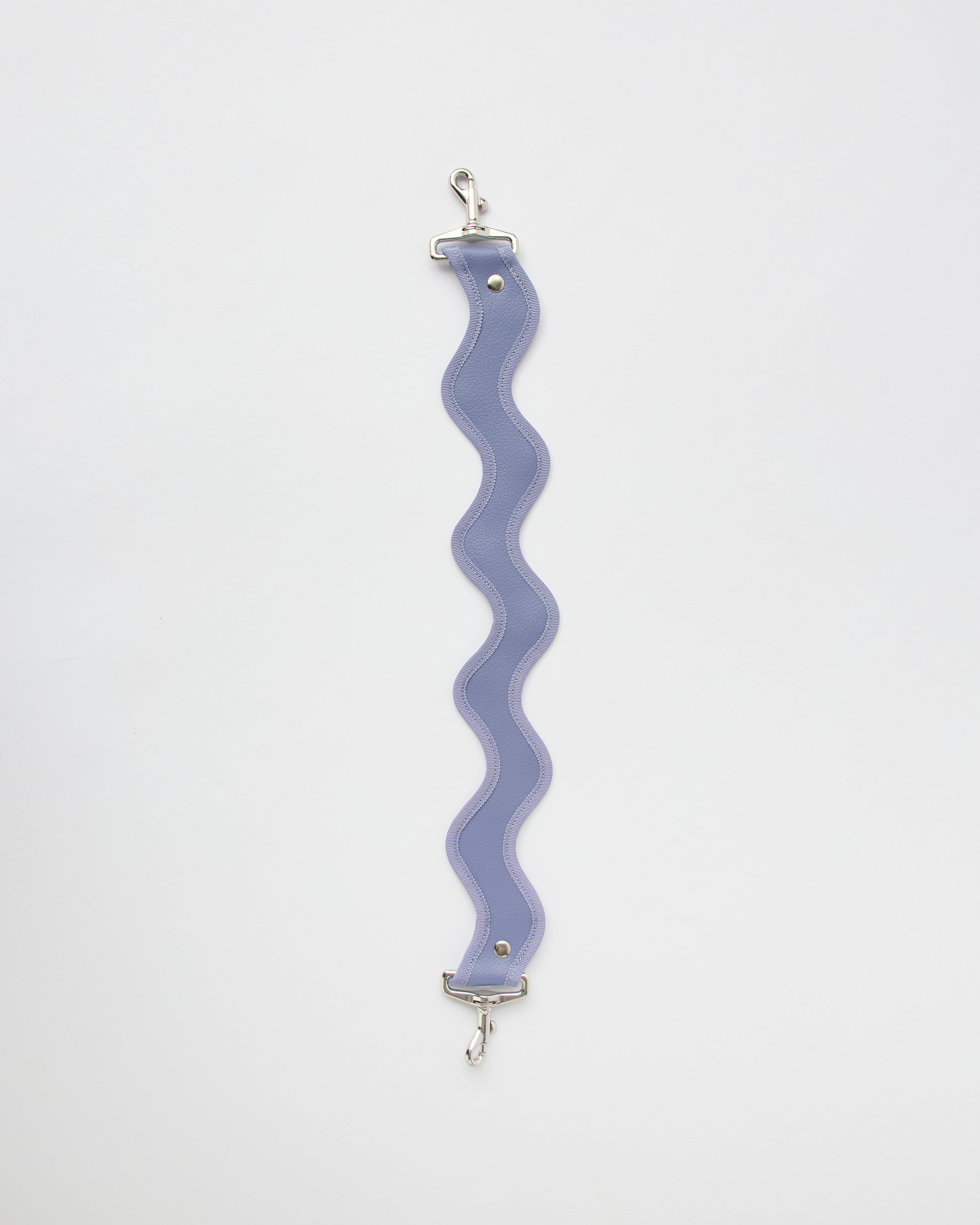 nori enomoto jeudi soir A4サイズ対応の2WAYショルダーバッグ。軽量かつ大容量で、通勤・通学やデイリーユースに最適。取り外し可能なショルダーベルトと、チャームが付けられるDカン付き。内ポケットあり。