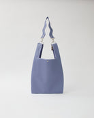 nori enomoto jeudi soir A4サイズ対応の2WAYショルダーバッグ。軽量かつ大容量で、通勤・通学やデイリーユースに最適。取り外し可能なショルダーベルトと、チャームが付けられるDカン付き。内ポケットあり。