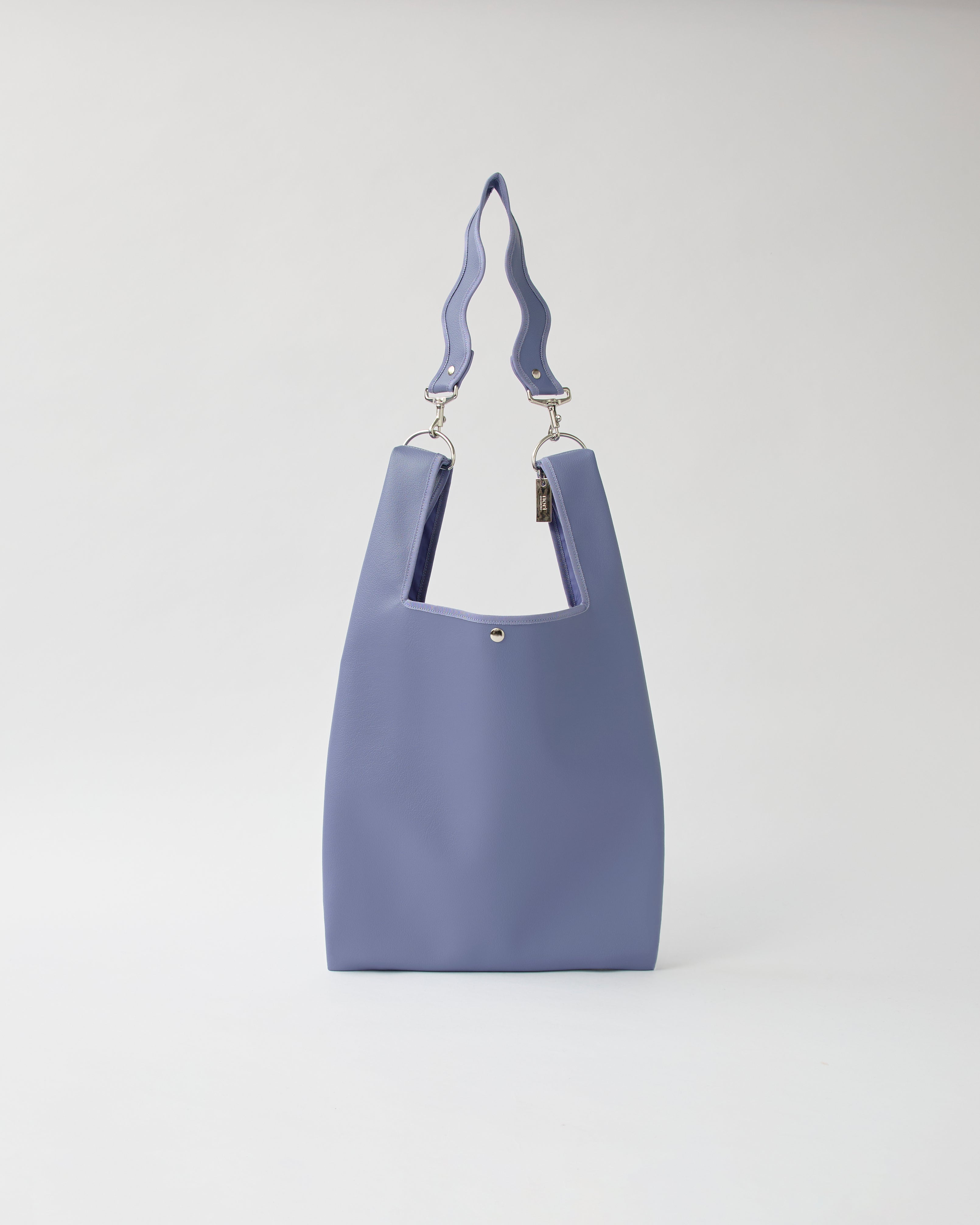 nori enomoto jeudi soir A4サイズ対応の2WAYショルダーバッグ。軽量かつ大容量で、通勤・通学やデイリーユースに最適。取り外し可能なショルダーベルトと、チャームが付けられるDカン付き。内ポケットあり。