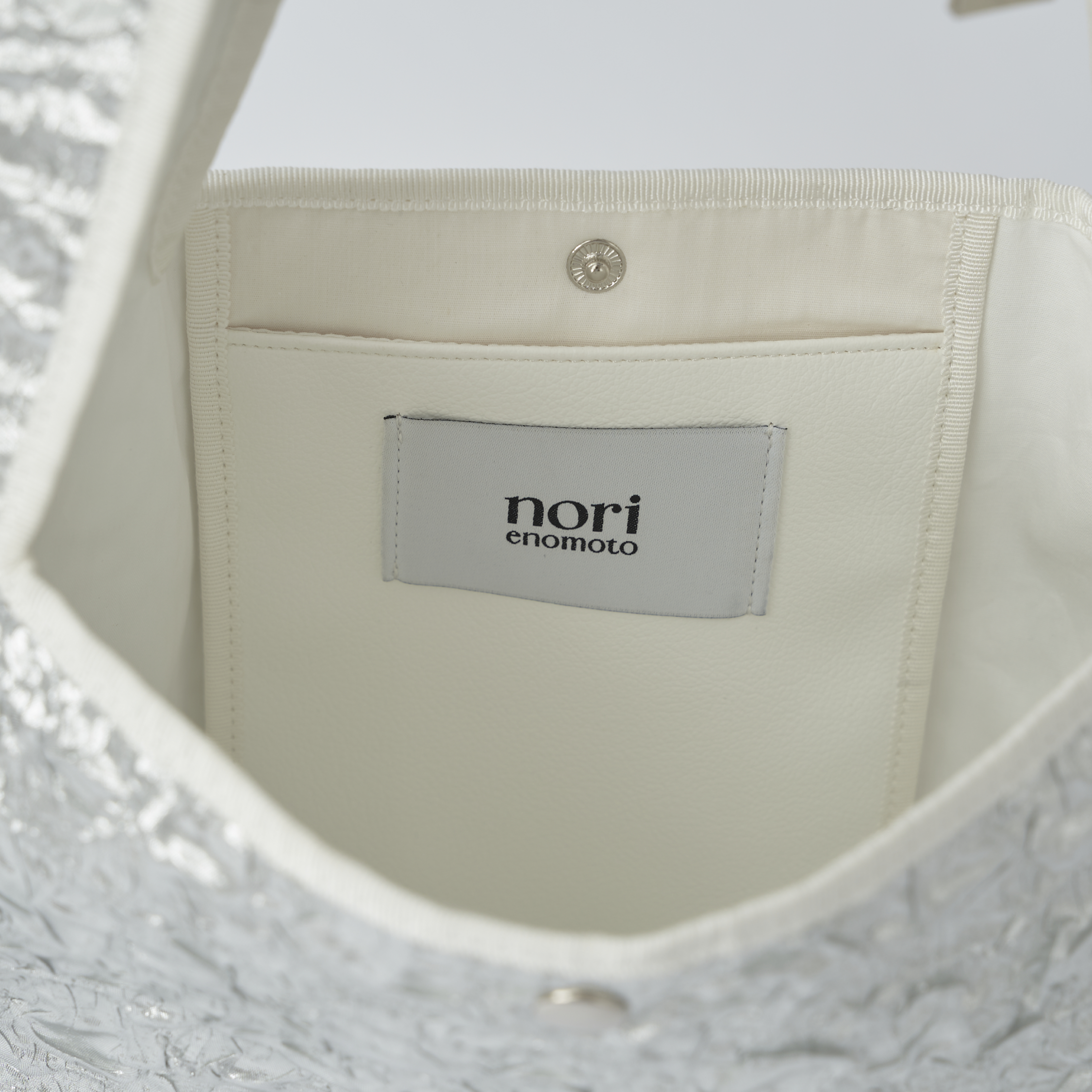 nori enomoto jeudi soir A4サイズ対応の2WAYショルダーバッグ。軽量かつ大容量で、通勤・通学やデイリーユースに最適。取り外し可能なショルダーベルトと、チャームが付けられるDカン付き。内ポケットあり。