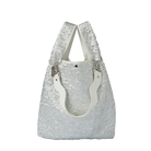 nori enomoto jeudi soir A4サイズ対応の2WAYショルダーバッグ。軽量かつ大容量で、通勤・通学やデイリーユースに最適。取り外し可能なショルダーベルトと、チャームが付けられるDカン付き。内ポケットあり。