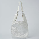 nori enomoto jeudi soir A4サイズ対応の2WAYショルダーバッグ。軽量かつ大容量で、通勤・通学やデイリーユースに最適。取り外し可能なショルダーベルトと、チャームが付けられるDカン付き。内ポケットあり。