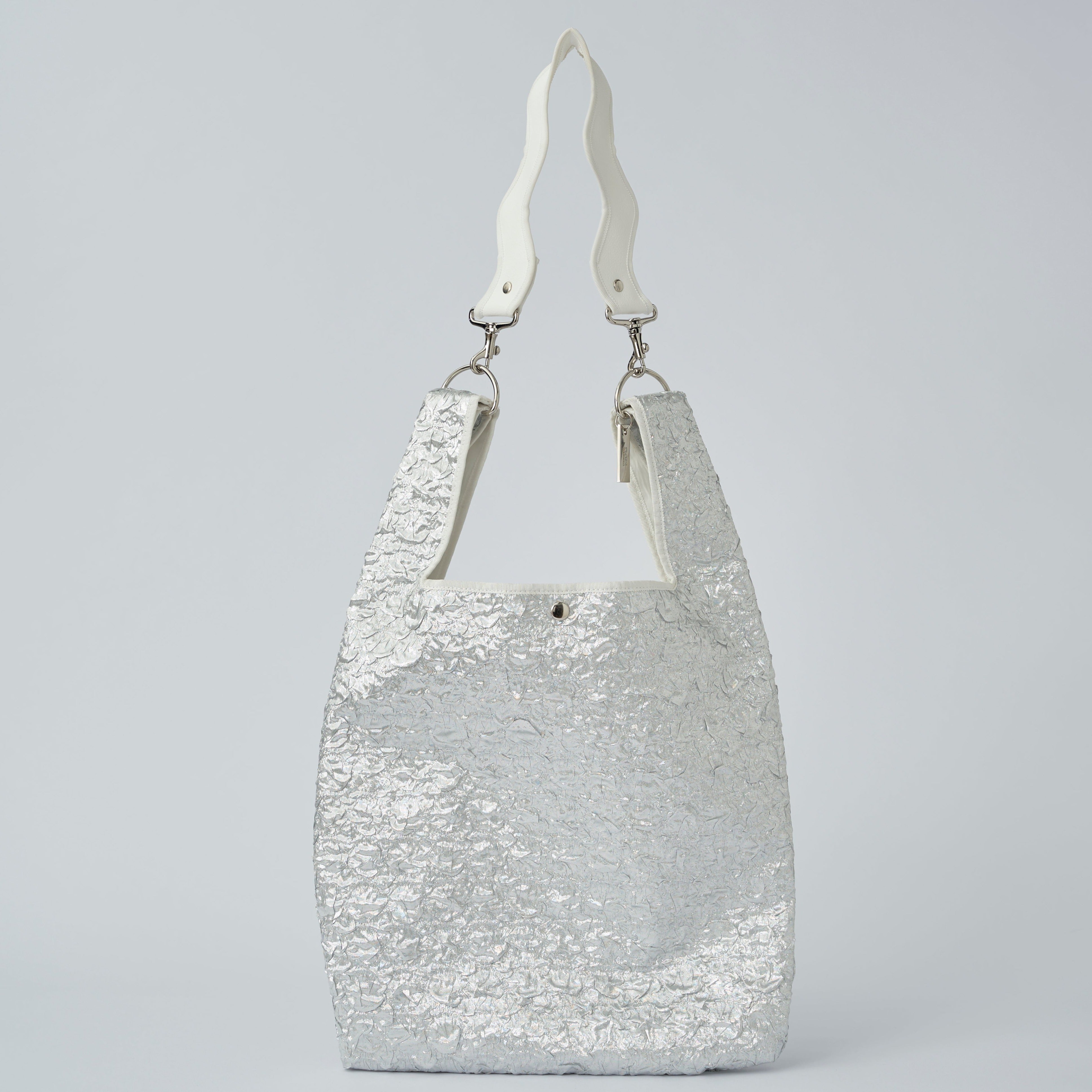 nori enomoto jeudi soir A4サイズ対応の2WAYショルダーバッグ。軽量かつ大容量で、通勤・通学やデイリーユースに最適。取り外し可能なショルダーベルトと、チャームが付けられるDカン付き。内ポケットあり。