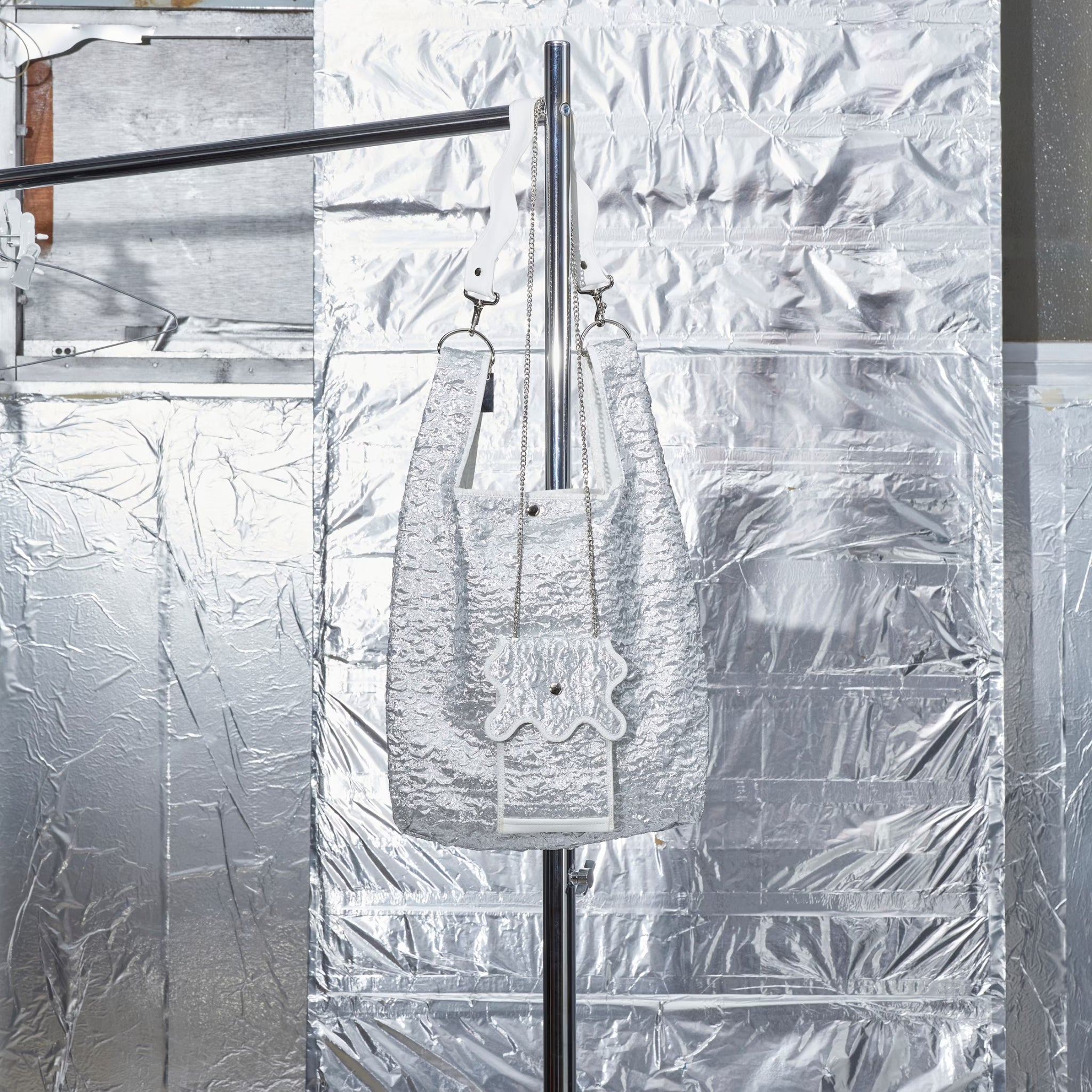 nori enomoto jeudi soir A4サイズ対応の2WAYショルダーバッグ。軽量かつ大容量で、通勤・通学やデイリーユースに最適。取り外し可能なショルダーベルトと、チャームが付けられるDカン付き。内ポケットあり。