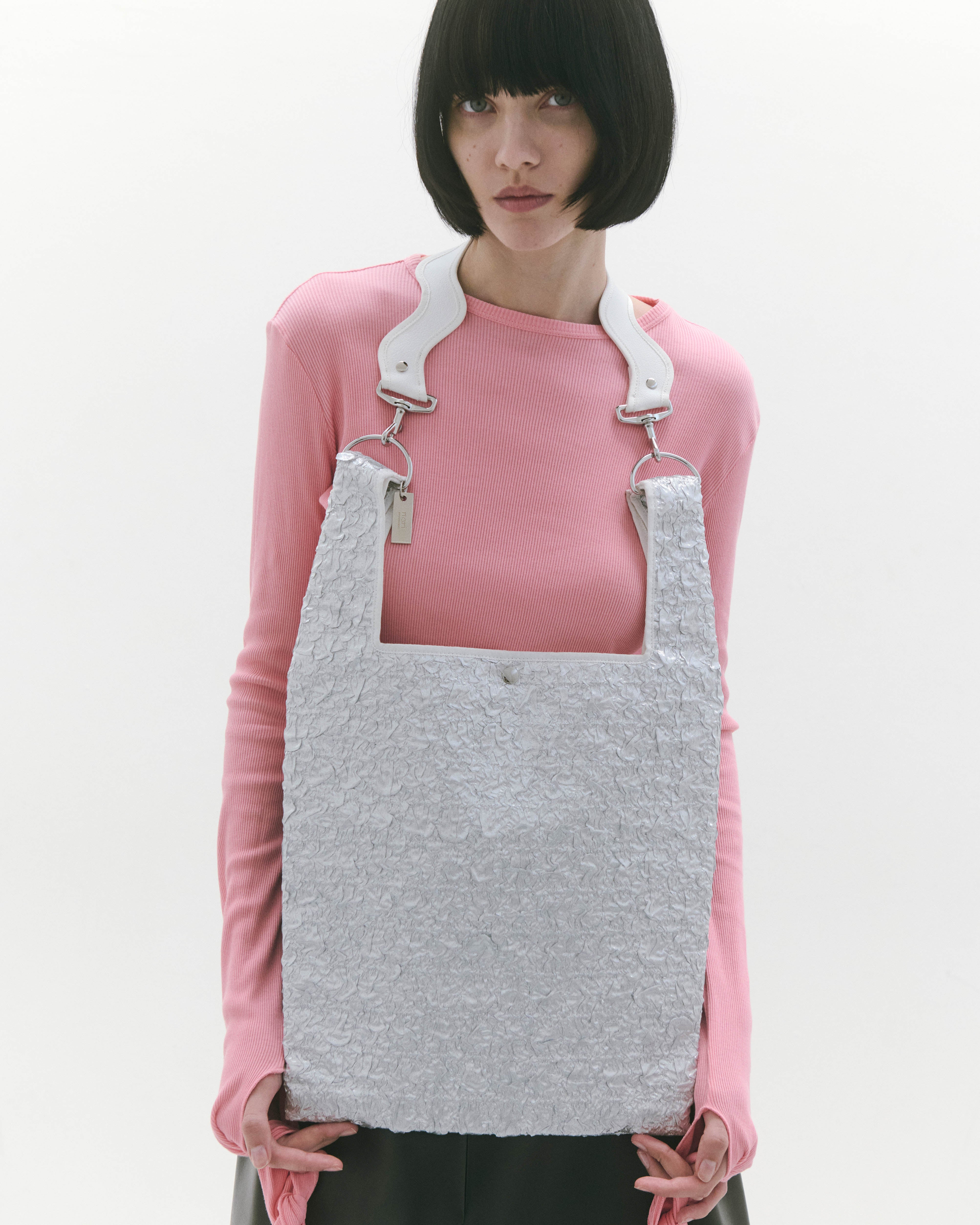 nori enomoto jeudi soir A4サイズ対応の2WAYショルダーバッグ。軽量かつ大容量で、通勤・通学やデイリーユースに最適。取り外し可能なショルダーベルトと、チャームが付けられるDカン付き。内ポケットあり。