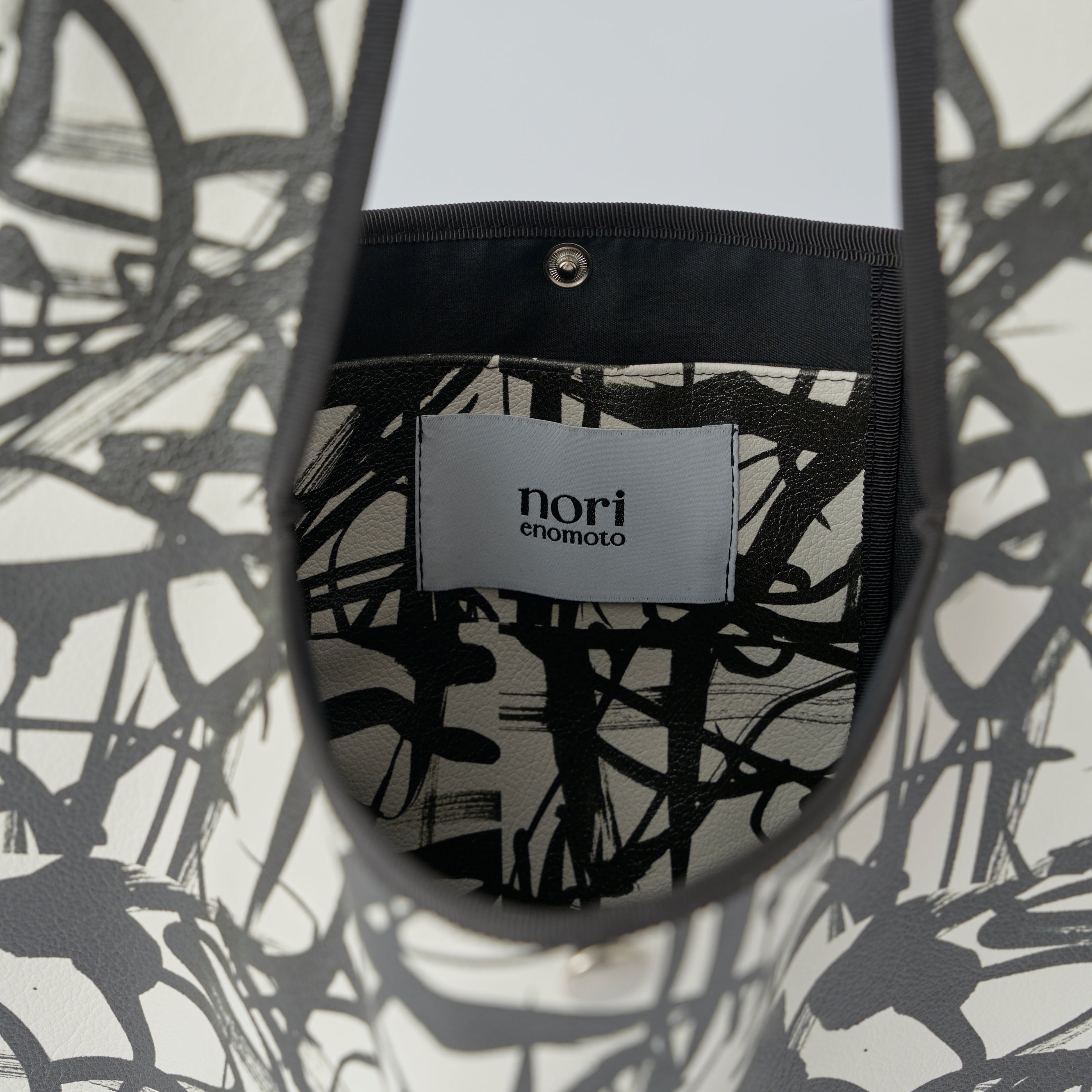 nori enomoto jeudi soir A4サイズ対応の2WAYショルダーバッグ。軽量かつ大容量で、通勤・通学やデイリーユースに最適。取り外し可能なショルダーベルトと、チャームが付けられるDカン付き。内ポケットあり。