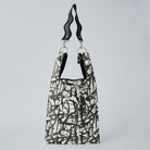 nori enomoto jeudi soir A4サイズ対応の2WAYショルダーバッグ。軽量かつ大容量で、通勤・通学やデイリーユースに最適。取り外し可能なショルダーベルトと、チャームが付けられるDカン付き。内ポケットあり。