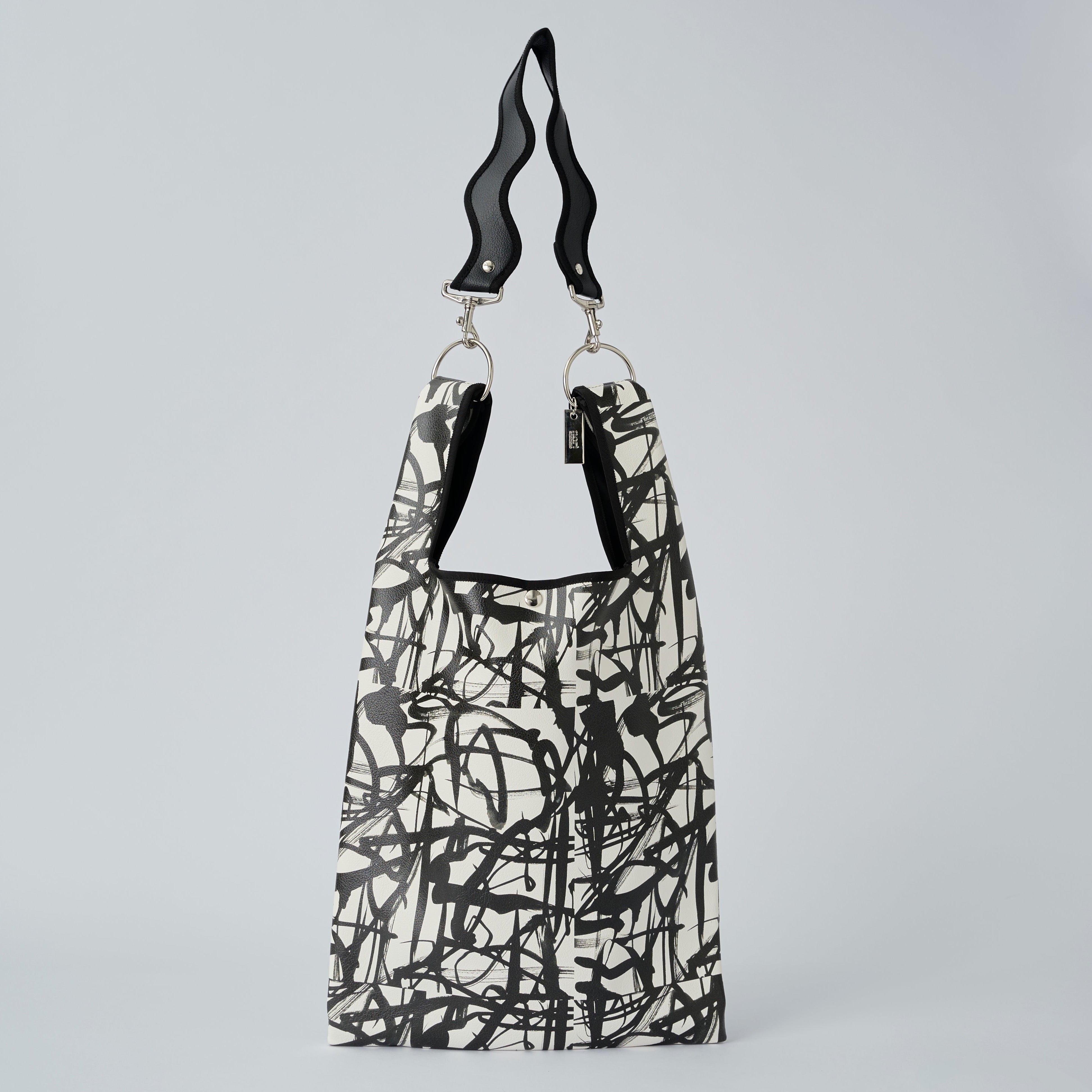 nori enomoto jeudi soir A4サイズ対応の2WAYショルダーバッグ。軽量かつ大容量で、通勤・通学やデイリーユースに最適。取り外し可能なショルダーベルトと、チャームが付けられるDカン付き。内ポケットあり。