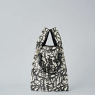 nori enomoto jeudi soir A4サイズ対応の2WAYショルダーバッグ。軽量かつ大容量で、通勤・通学やデイリーユースに最適。取り外し可能なショルダーベルトと、チャームが付けられるDカン付き。内ポケットあり。