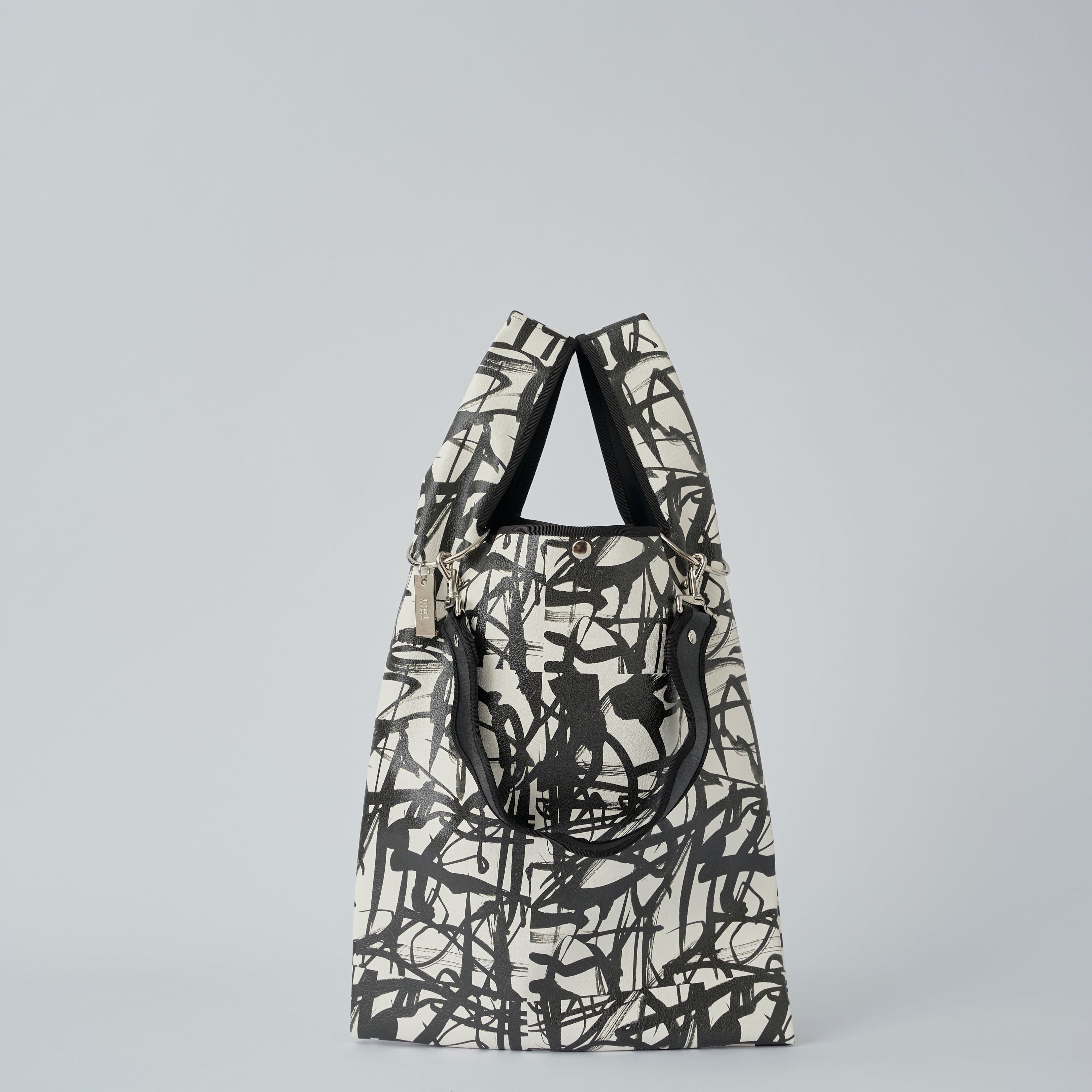 nori enomoto jeudi soir A4サイズ対応の2WAYショルダーバッグ。軽量かつ大容量で、通勤・通学やデイリーユースに最適。取り外し可能なショルダーベルトと、チャームが付けられるDカン付き。内ポケットあり。