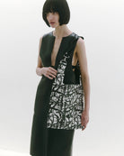 nori enomoto jeudi soir A4サイズ対応の2WAYショルダーバッグ。軽量かつ大容量で、通勤・通学やデイリーユースに最適。取り外し可能なショルダーベルトと、チャームが付けられるDカン付き。内ポケットあり。