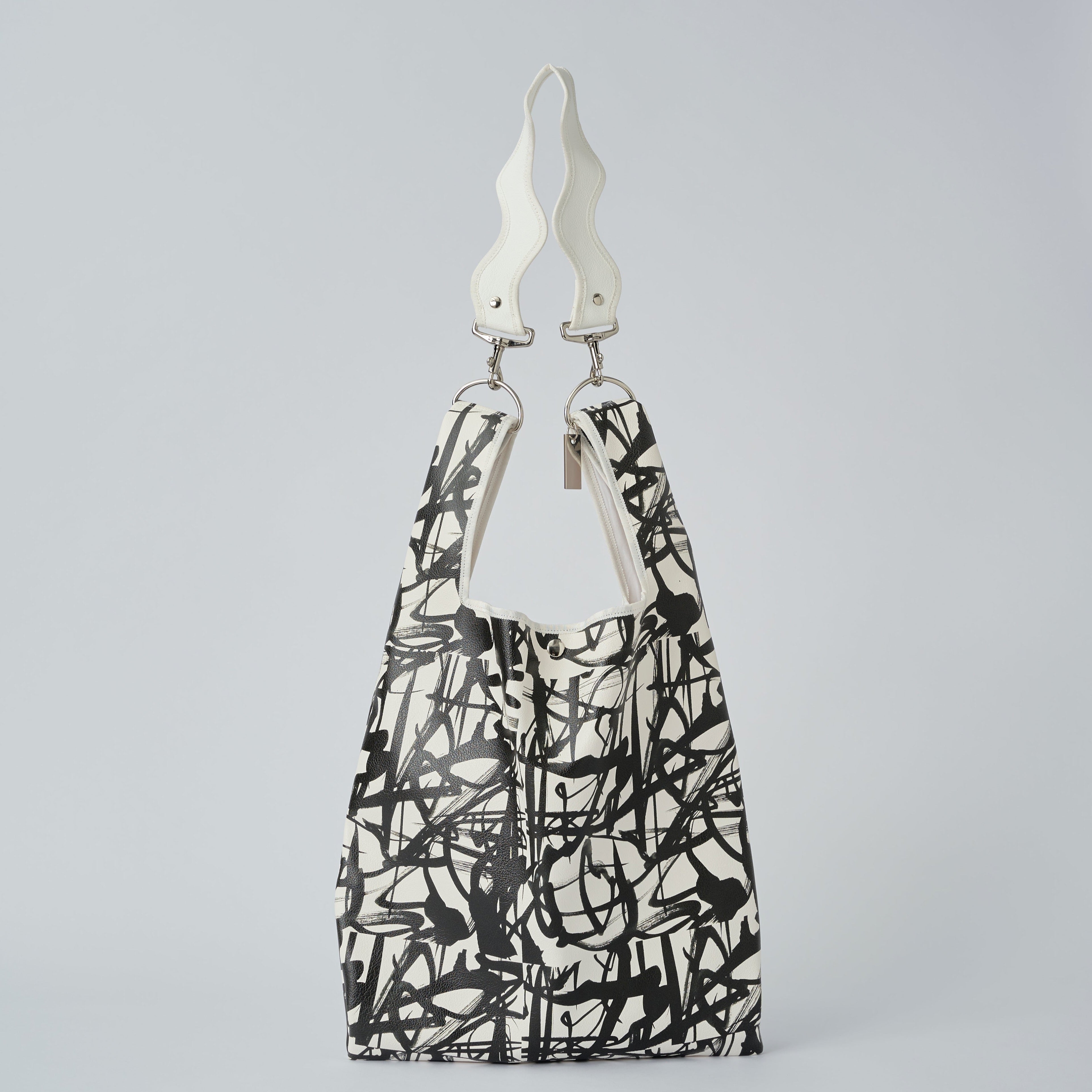 nori enomoto jeudi soir A4サイズ対応の2WAYショルダーバッグ。軽量かつ大容量で、通勤・通学やデイリーユースに最適。取り外し可能なショルダーベルトと、チャームが付けられるDカン付き。内ポケットあり。