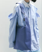 nori enomoto jeudi soir A4サイズ対応の2WAYショルダーバッグ。軽量かつ大容量で、通勤・通学やデイリーユースに最適。取り外し可能なショルダーベルトと、チャームが付けられるDカン付き。内ポケットあり。